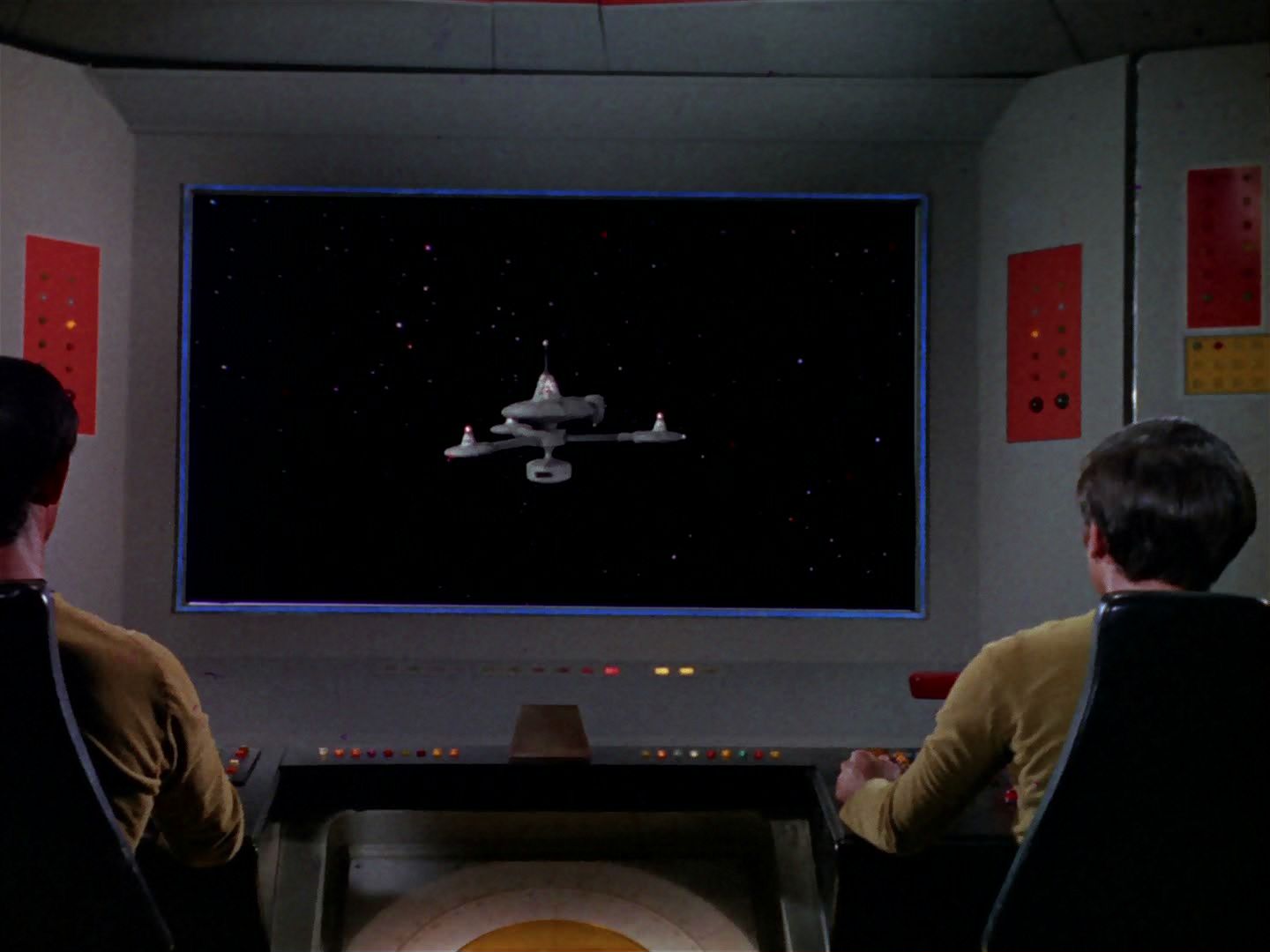 ariane179254_StarTrek_2x15_TheTroubleWithTribbles_0080.jpg