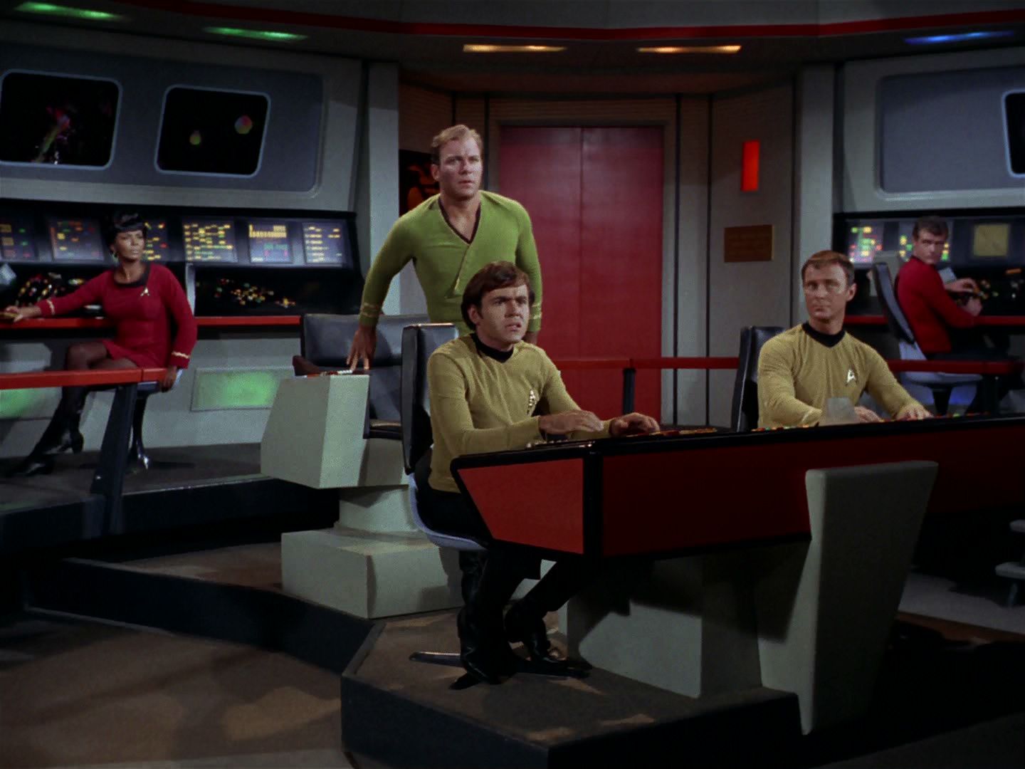 ariane179254_StarTrek_2x15_TheTroubleWithTribbles_0083.jpg