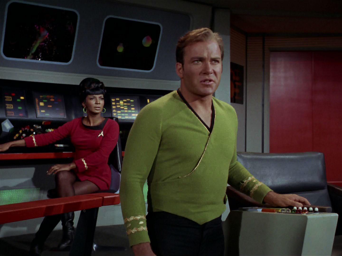 ariane179254_StarTrek_2x15_TheTroubleWithTribbles_0092.jpg
