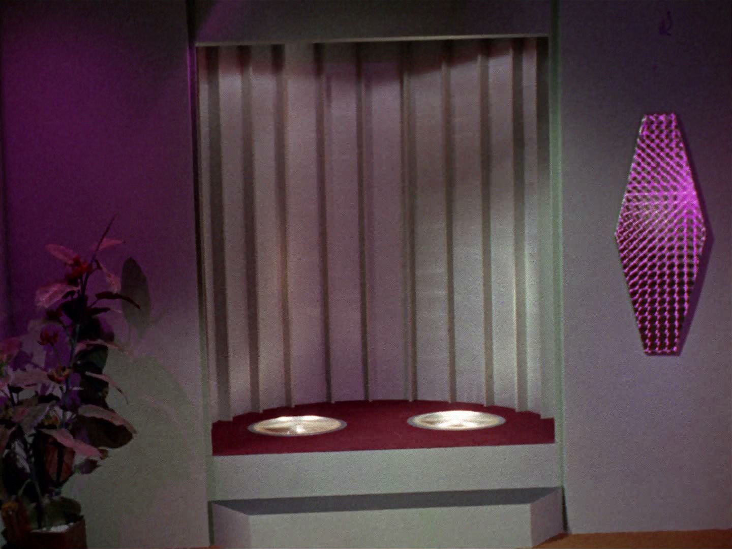 ariane179254_StarTrek_2x15_TheTroubleWithTribbles_0106.jpg