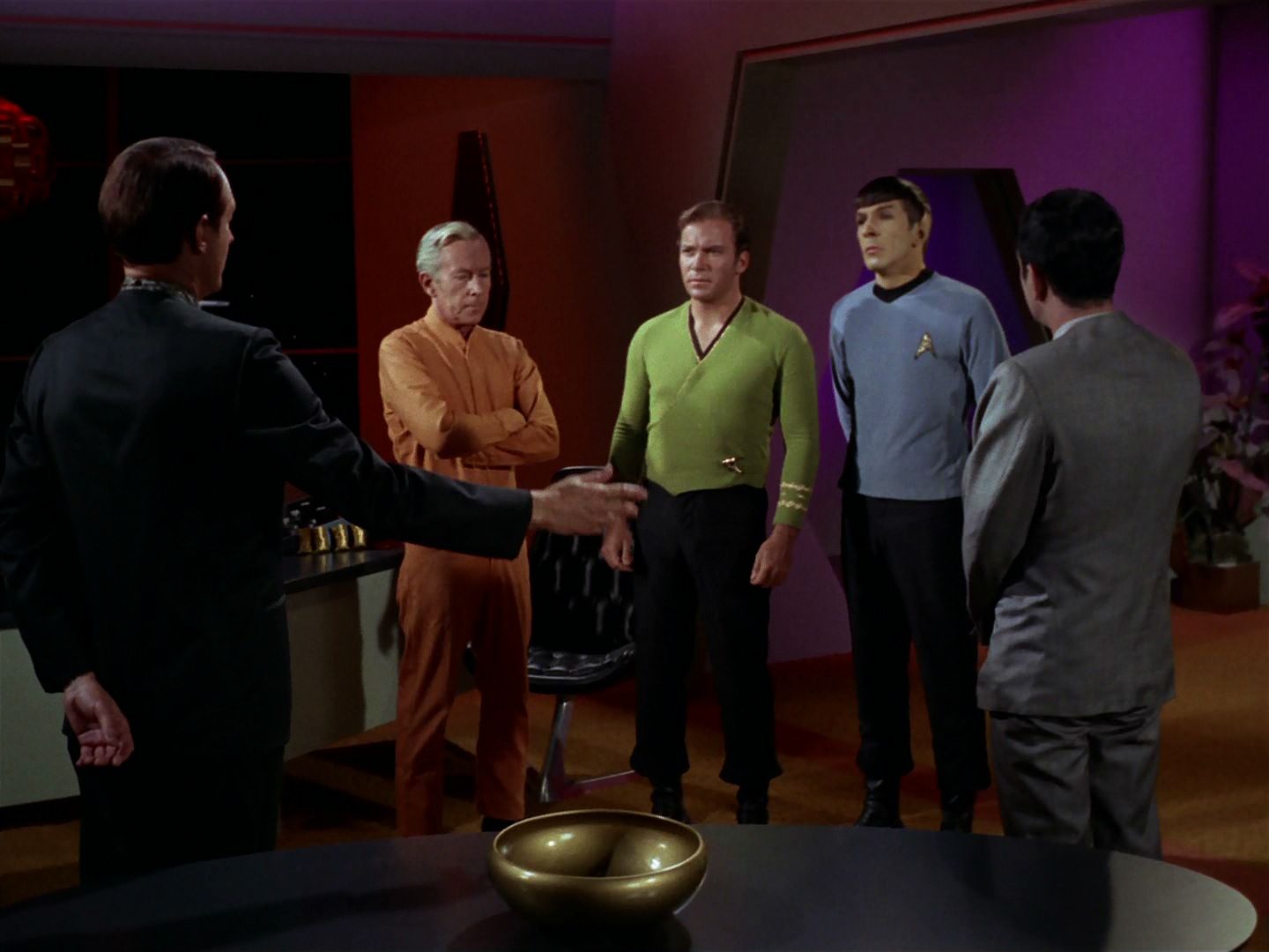 ariane179254_StarTrek_2x15_TheTroubleWithTribbles_0134.jpg