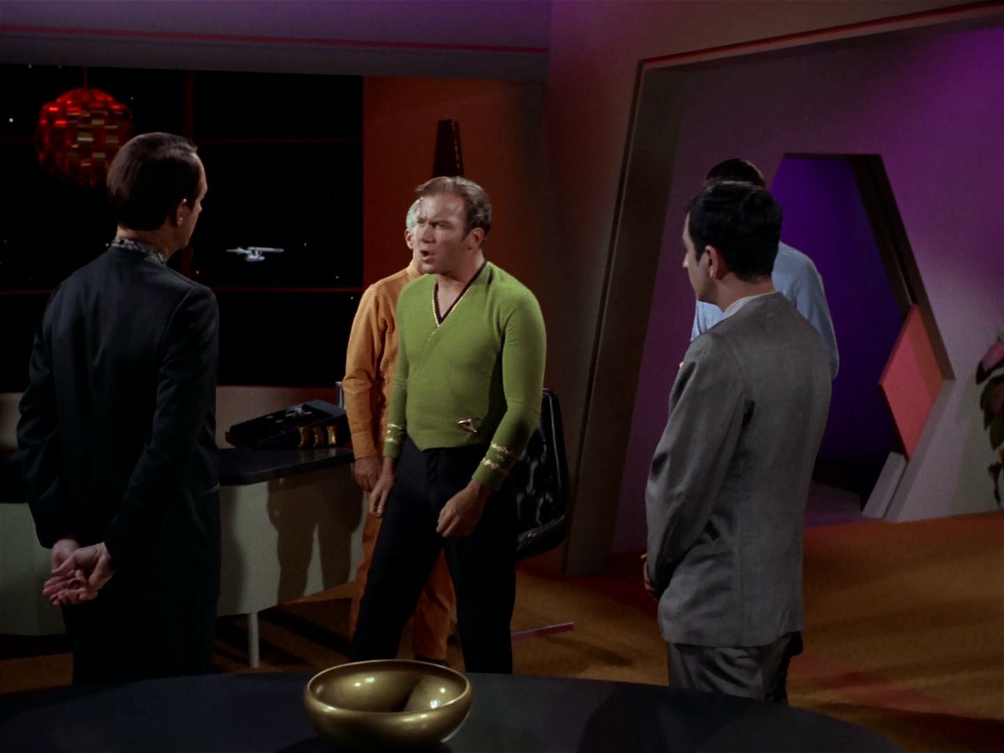 ariane179254_StarTrek_2x15_TheTroubleWithTribbles_0181.jpg