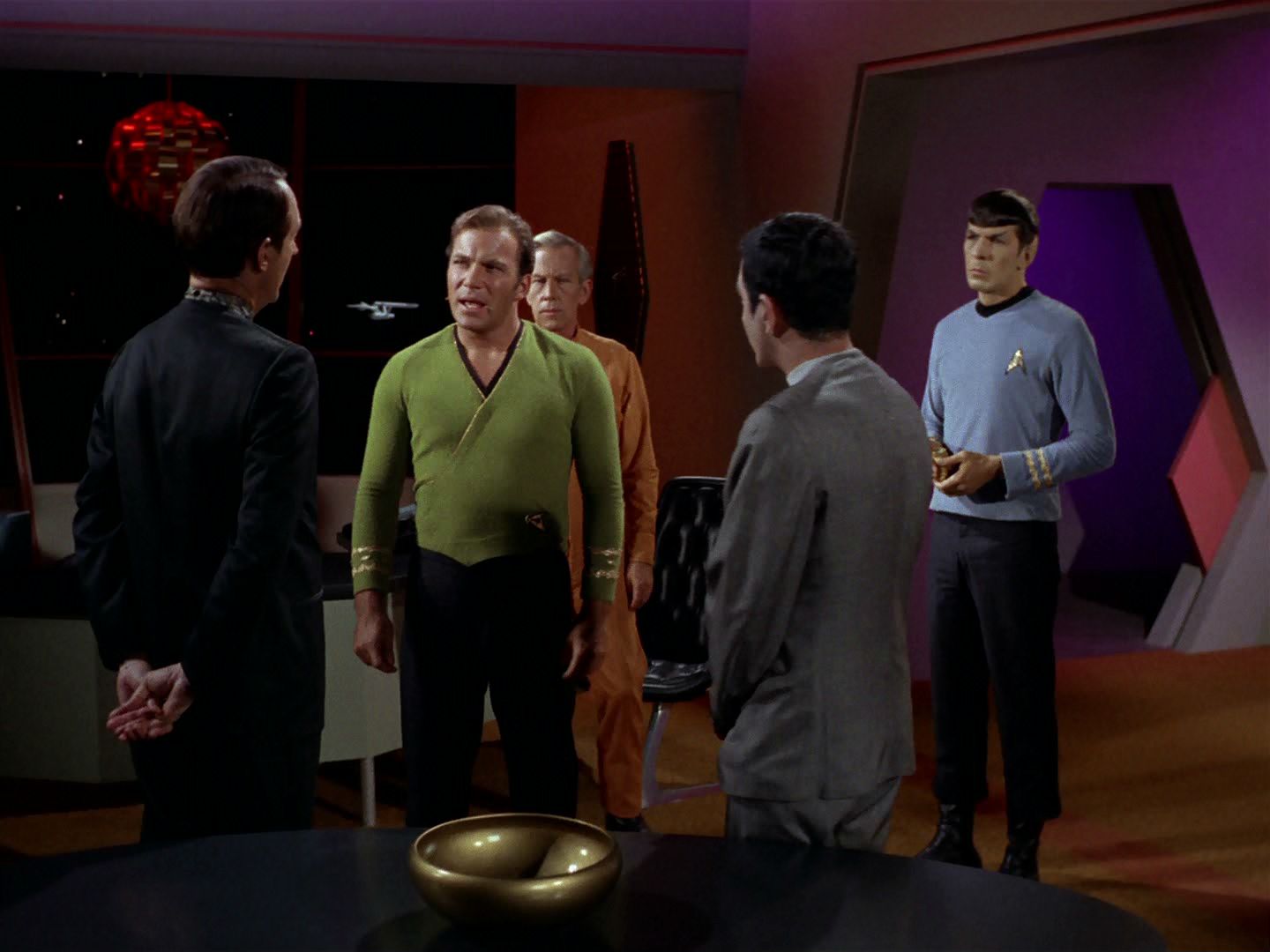 ariane179254_StarTrek_2x15_TheTroubleWithTribbles_0182.jpg