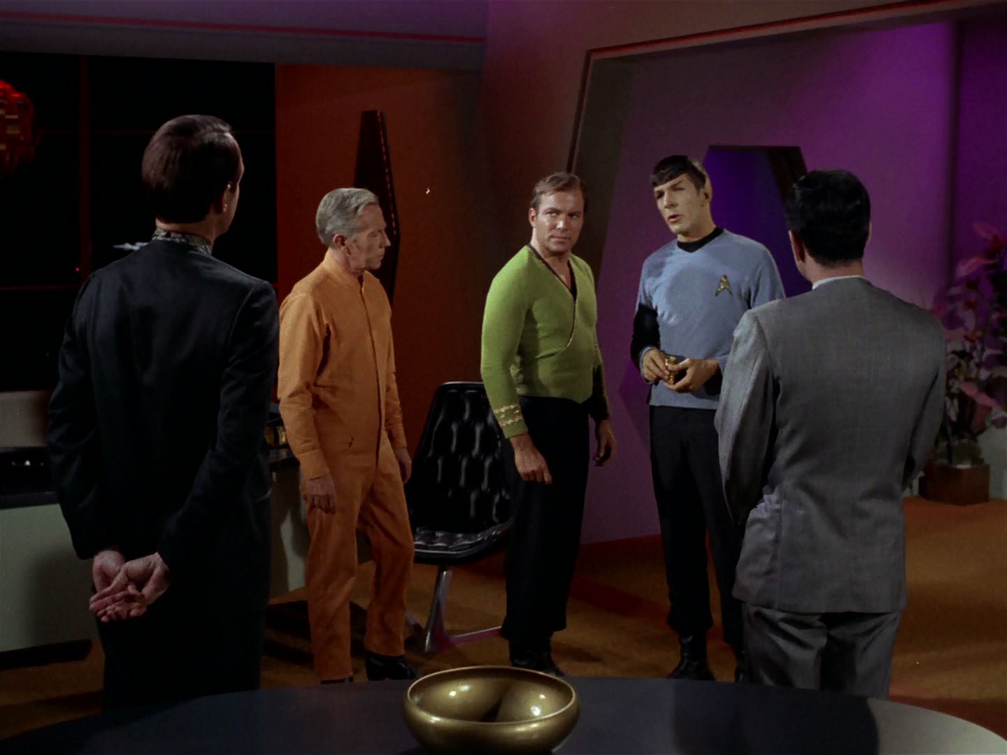 ariane179254_StarTrek_2x15_TheTroubleWithTribbles_0187.jpg