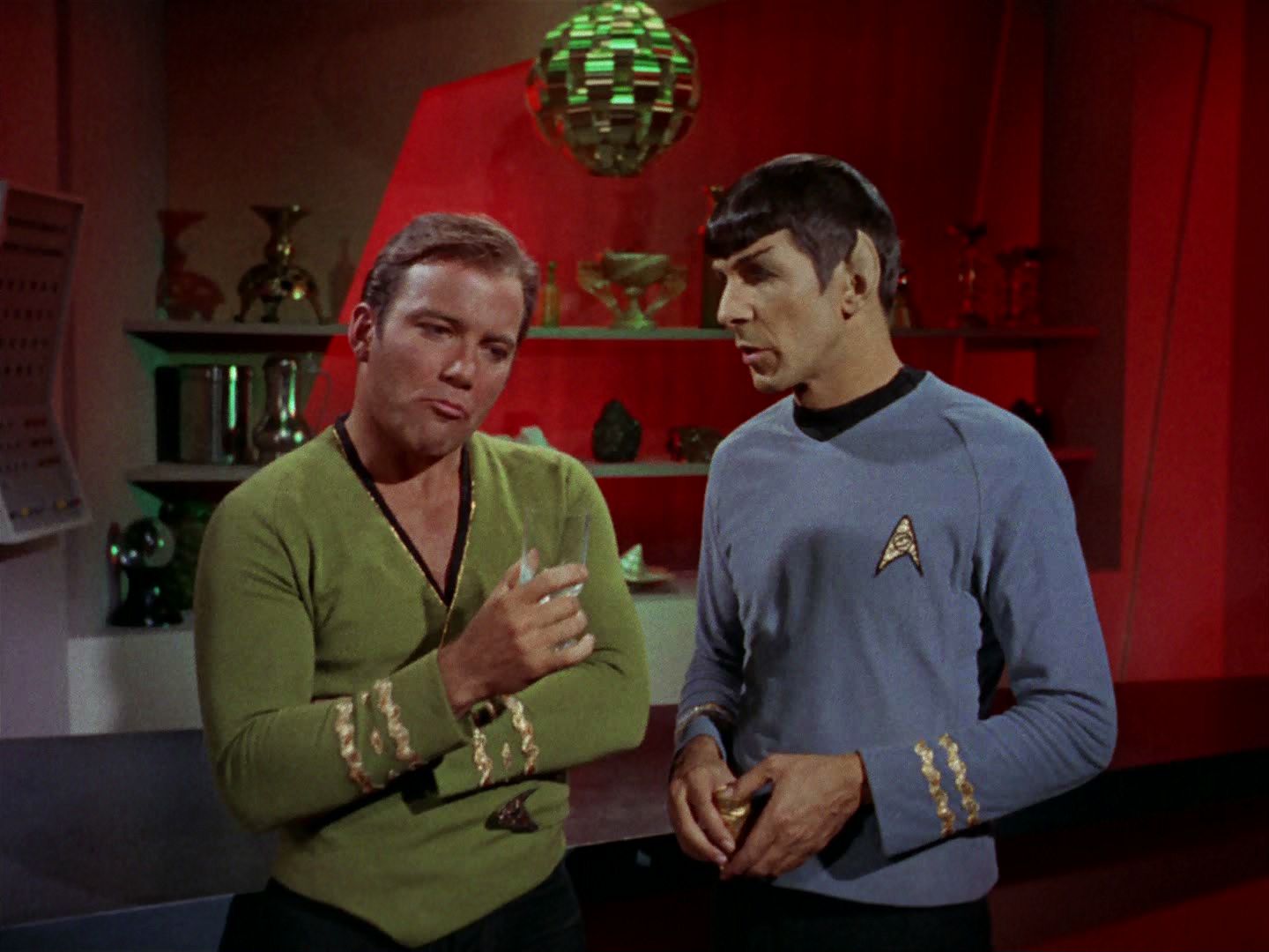 ariane179254_StarTrek_2x15_TheTroubleWithTribbles_0225.jpg
