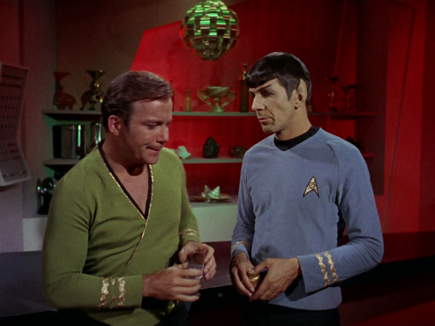 ariane179254_StarTrek_2x15_TheTroubleWithTribbles_0226.jpg