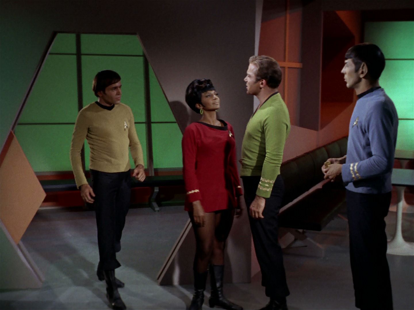 ariane179254_StarTrek_2x15_TheTroubleWithTribbles_0229.jpg