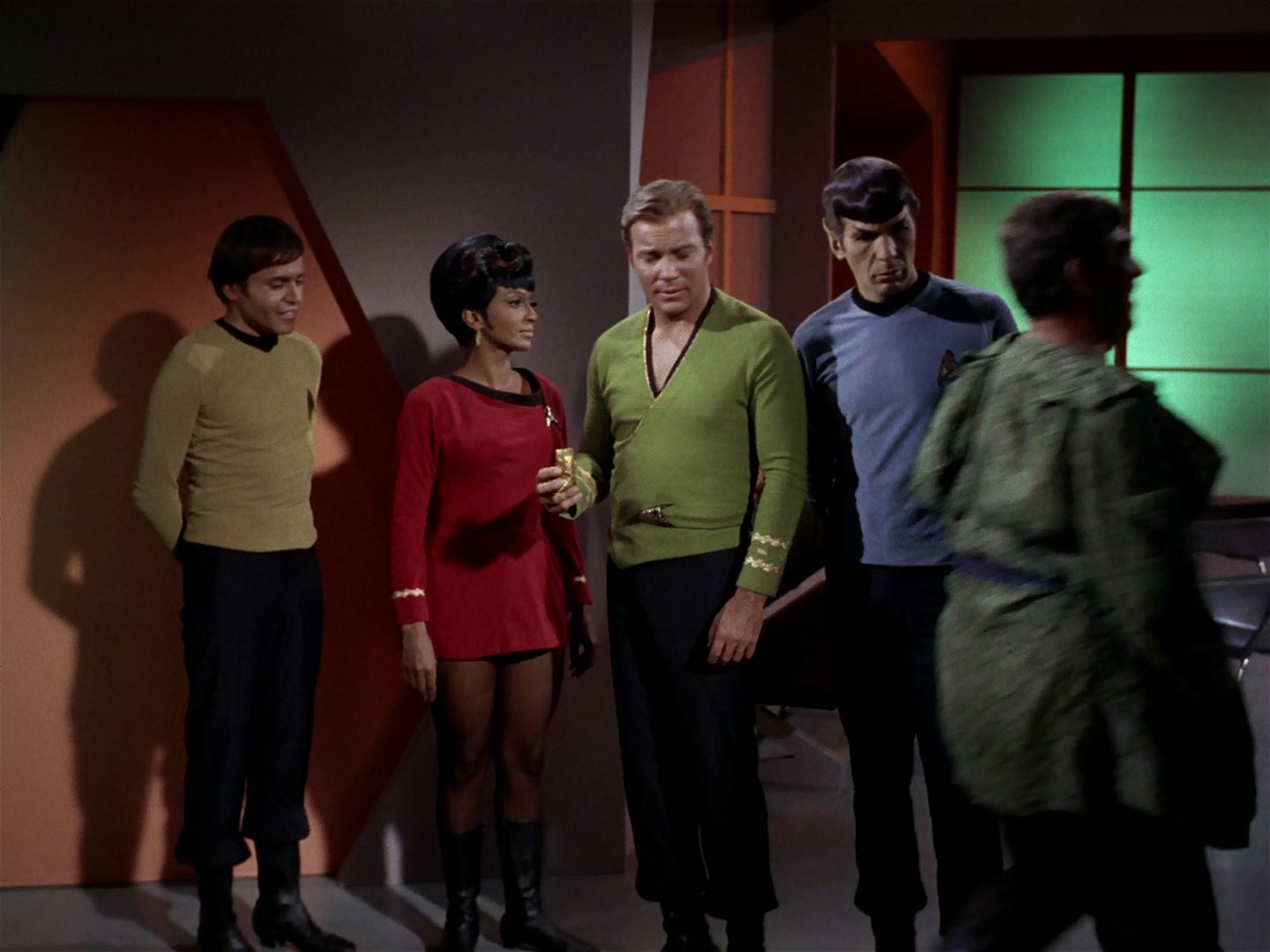 ariane179254_StarTrek_2x15_TheTroubleWithTribbles_0233.jpg