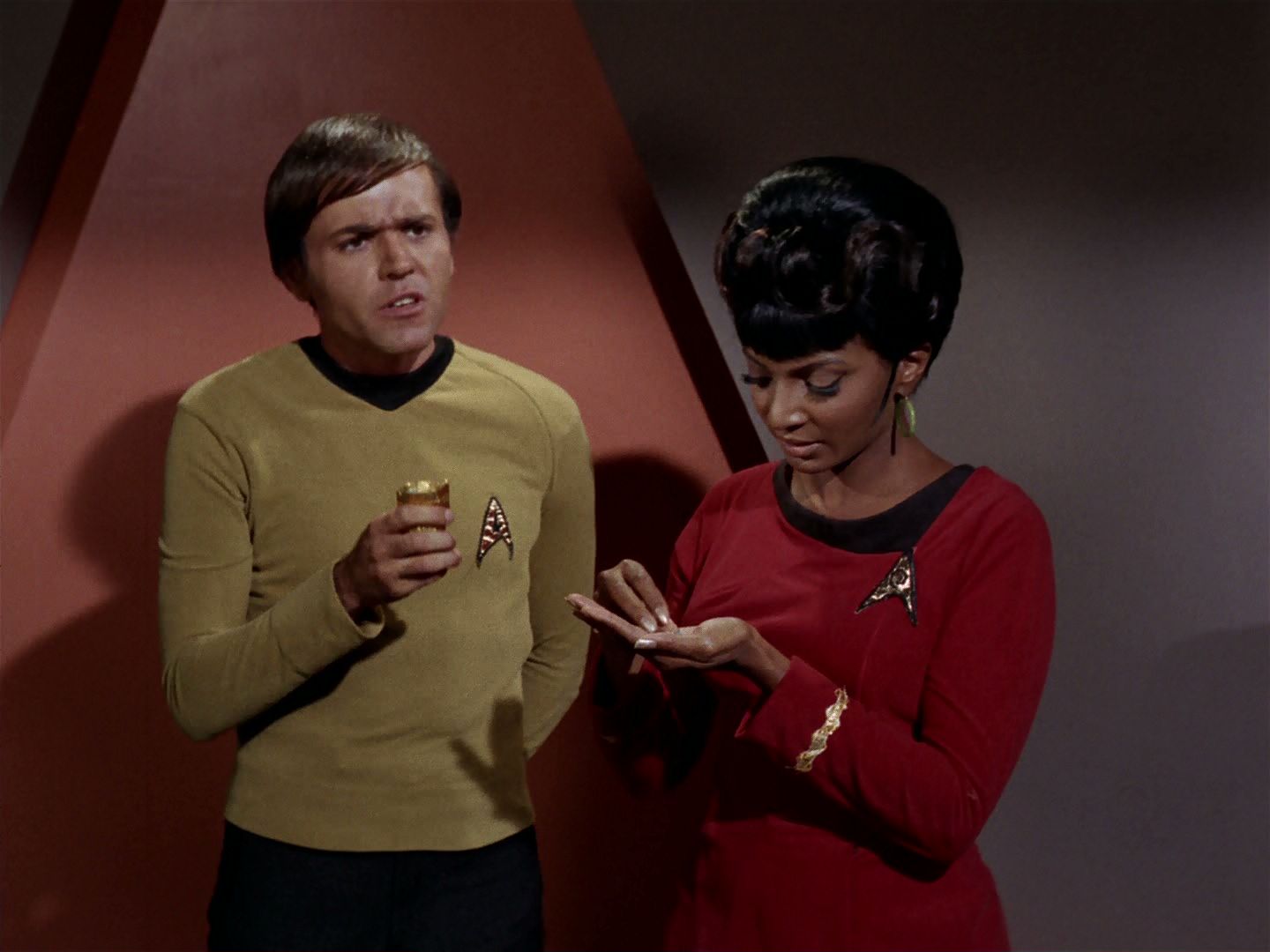 ariane179254_StarTrek_2x15_TheTroubleWithTribbles_0238.jpg