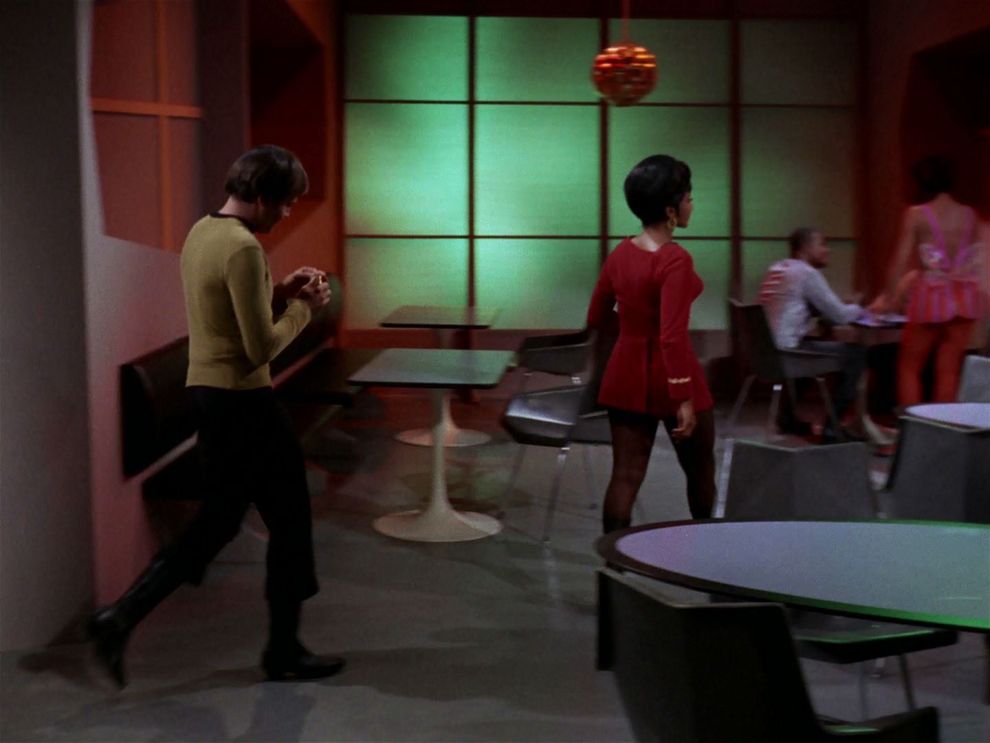 ariane179254_StarTrek_2x15_TheTroubleWithTribbles_0246.jpg