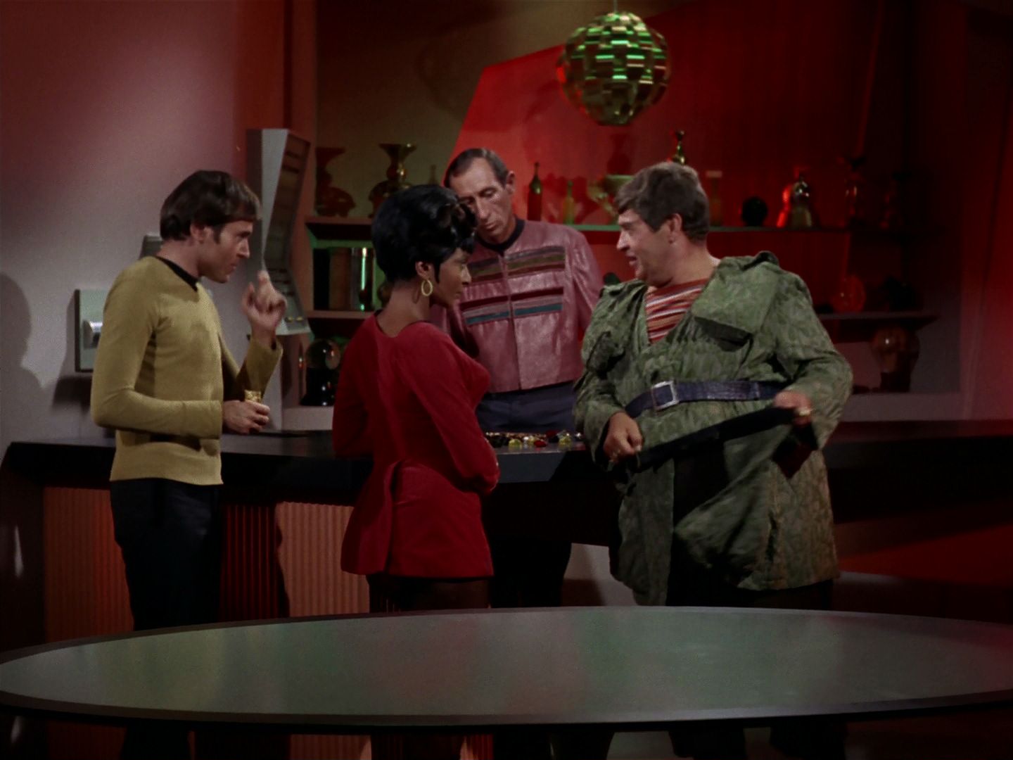 ariane179254_StarTrek_2x15_TheTroubleWithTribbles_0250.jpg