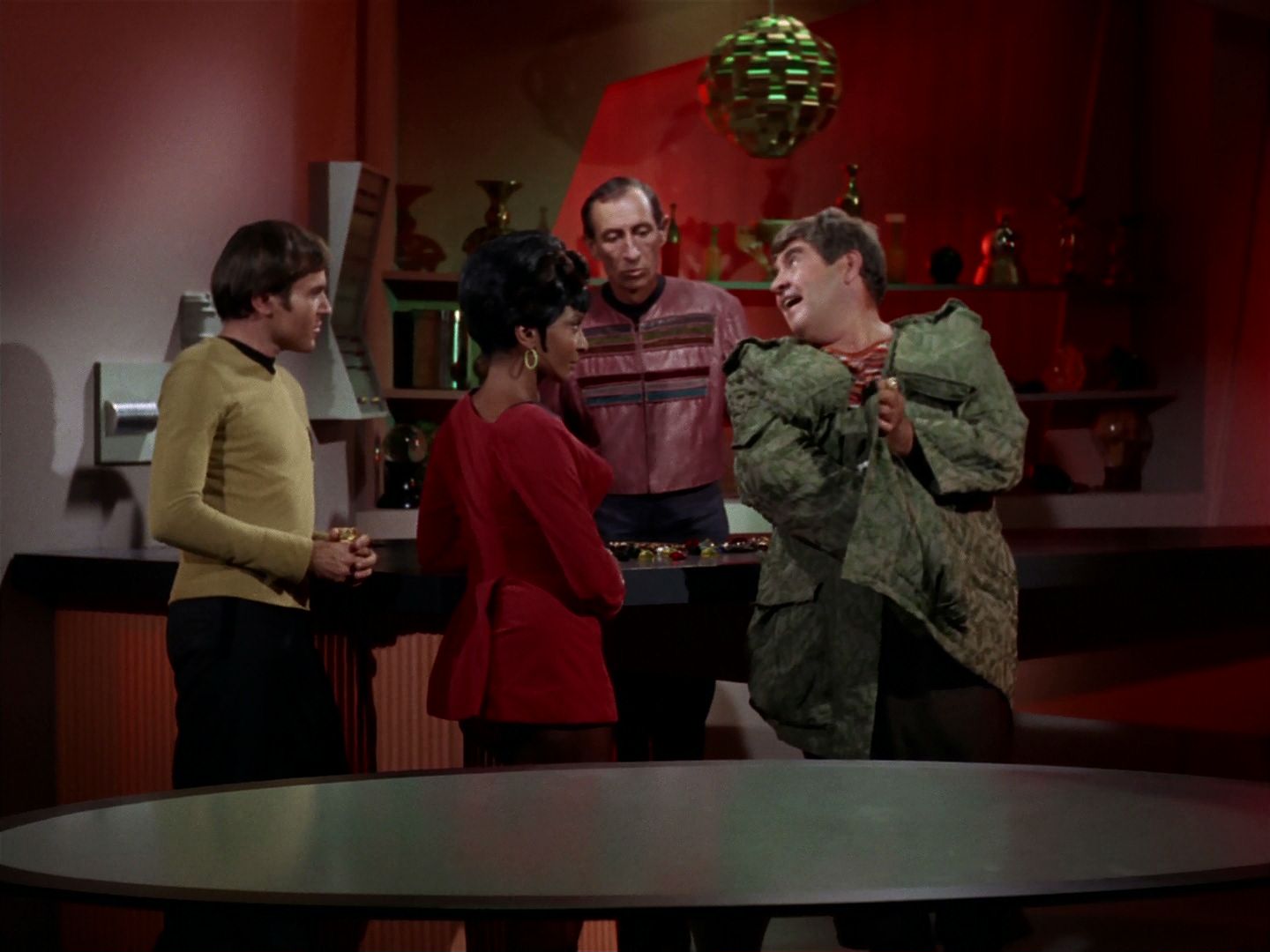 ariane179254_StarTrek_2x15_TheTroubleWithTribbles_0251.jpg