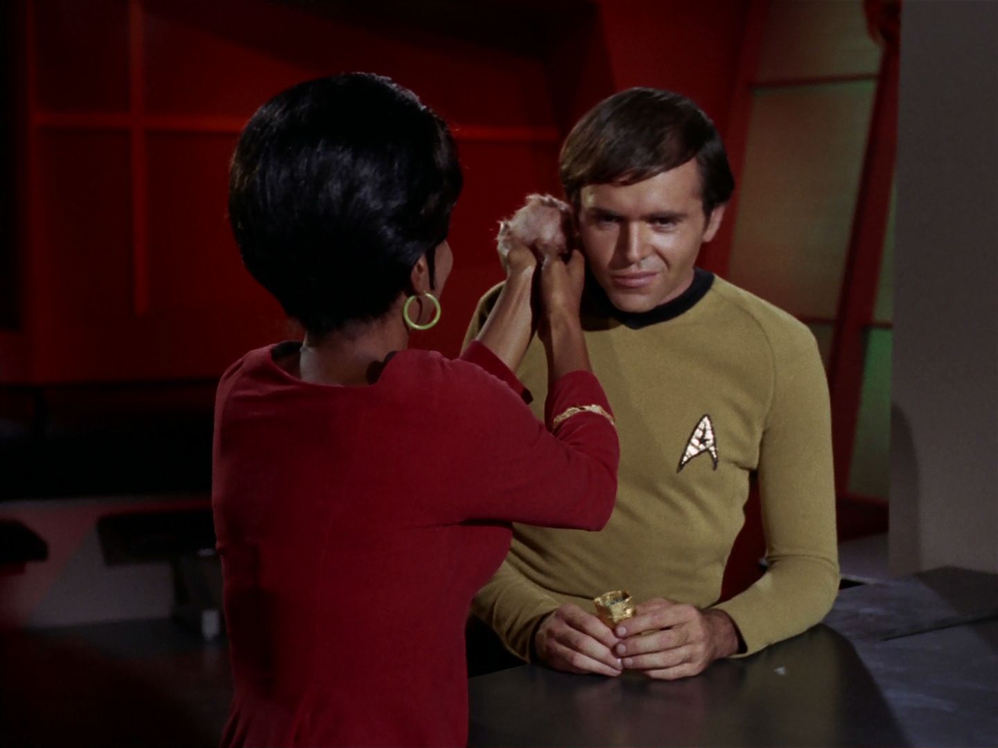 ariane179254_StarTrek_2x15_TheTroubleWithTribbles_0276.jpg