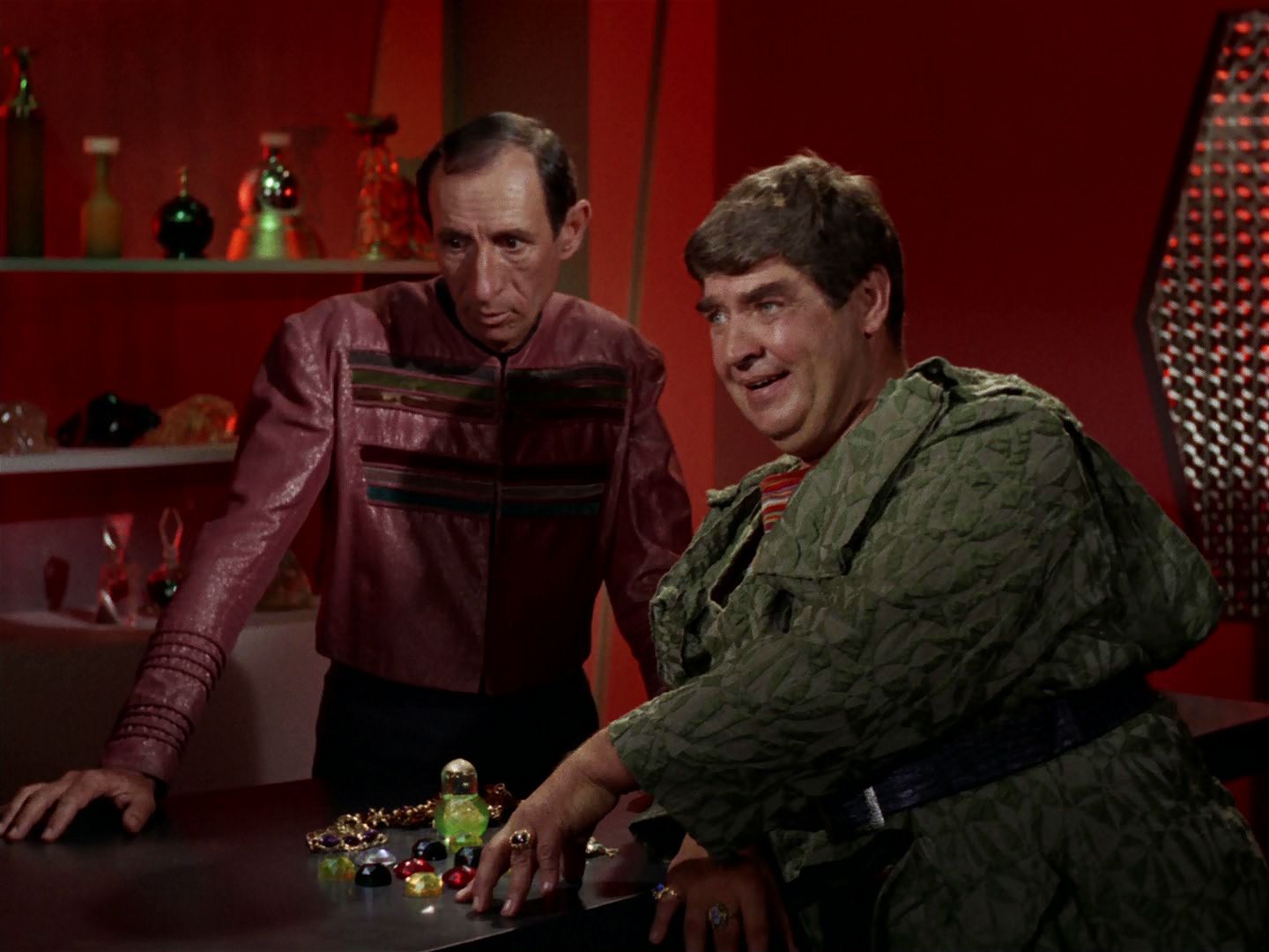 ariane179254_StarTrek_2x15_TheTroubleWithTribbles_0289.jpg