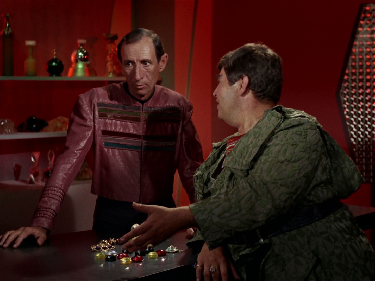 ariane179254_StarTrek_2x15_TheTroubleWithTribbles_0290.jpg