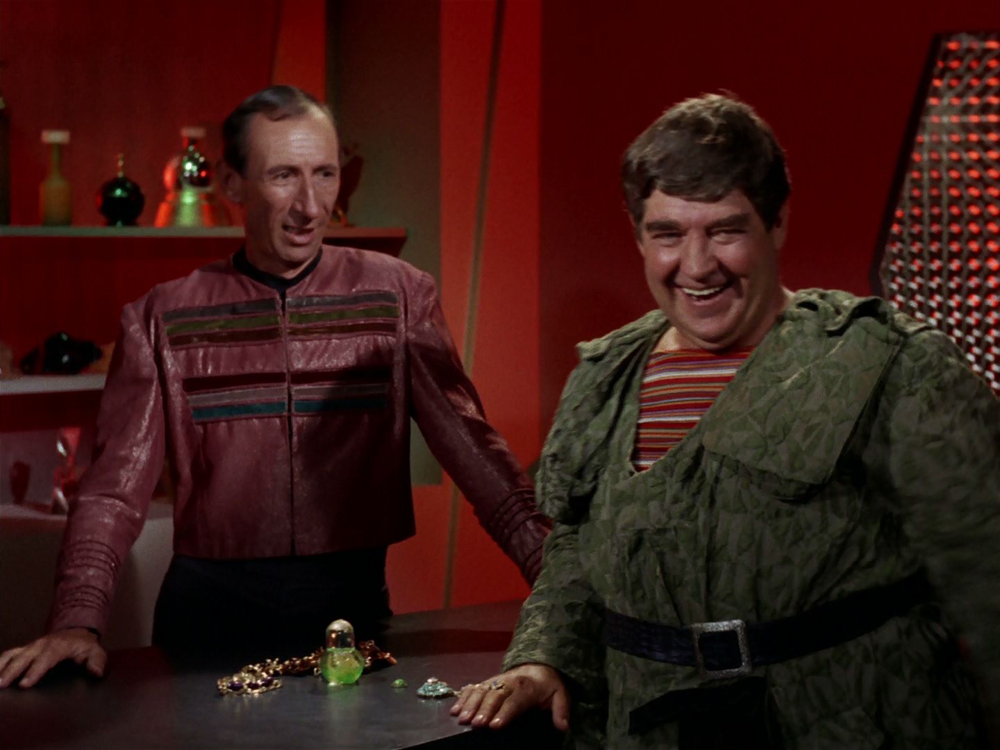 ariane179254_StarTrek_2x15_TheTroubleWithTribbles_0305.jpg