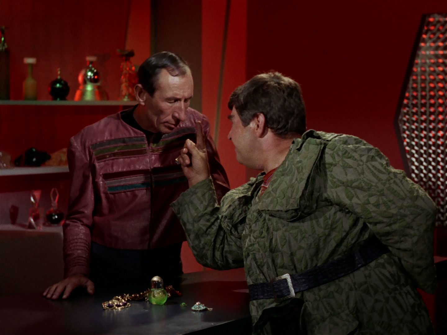 ariane179254_StarTrek_2x15_TheTroubleWithTribbles_0308.jpg