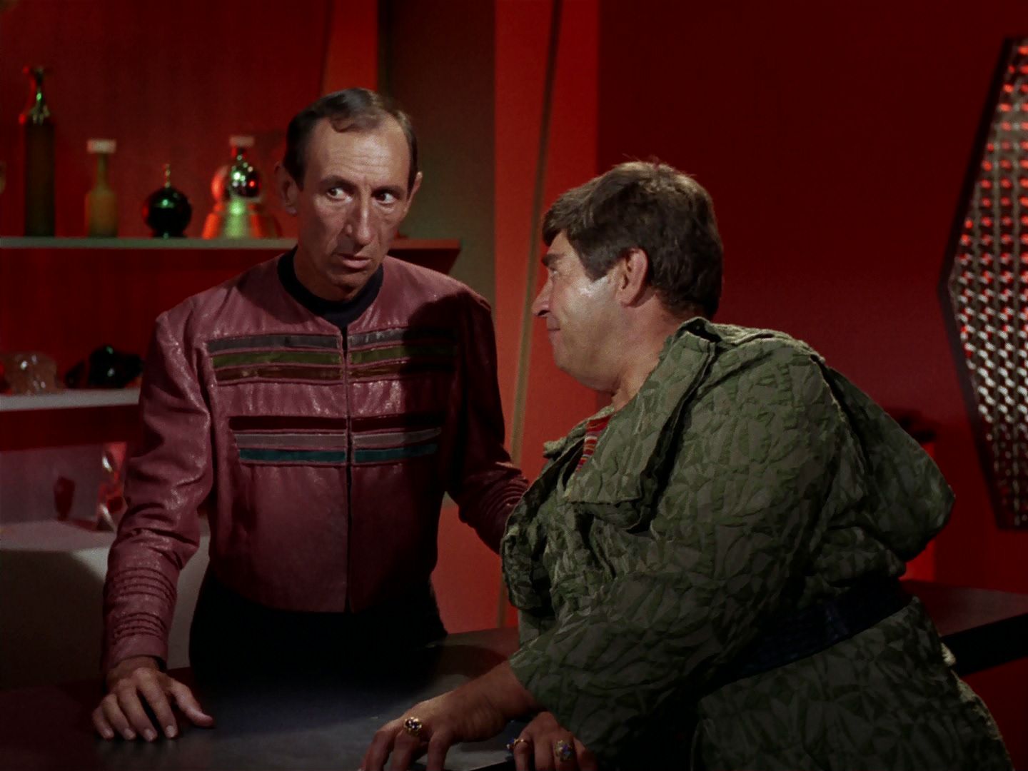 ariane179254_StarTrek_2x15_TheTroubleWithTribbles_0330.jpg