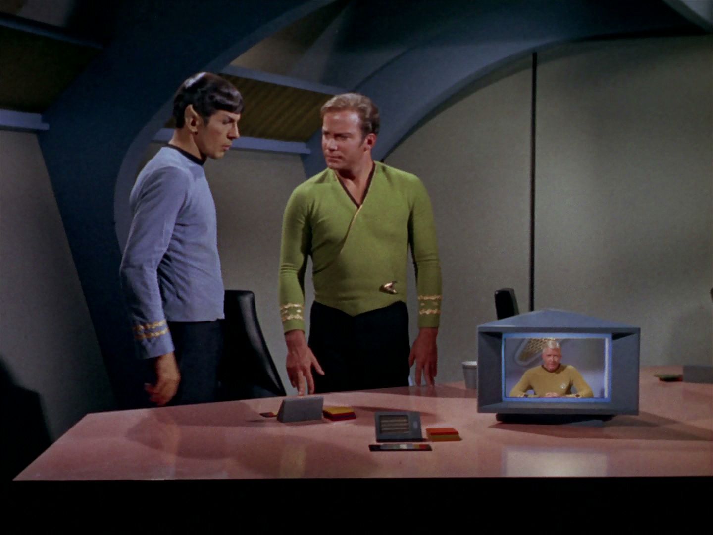 ariane179254_StarTrek_2x15_TheTroubleWithTribbles_0349.jpg