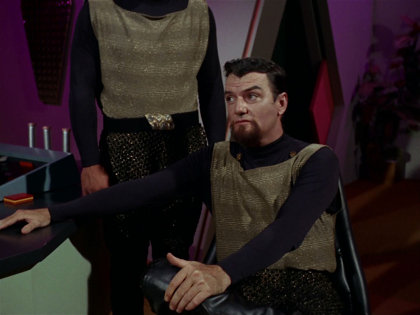 ariane179254_StarTrek_2x15_TheTroubleWithTribbles_0383.jpg