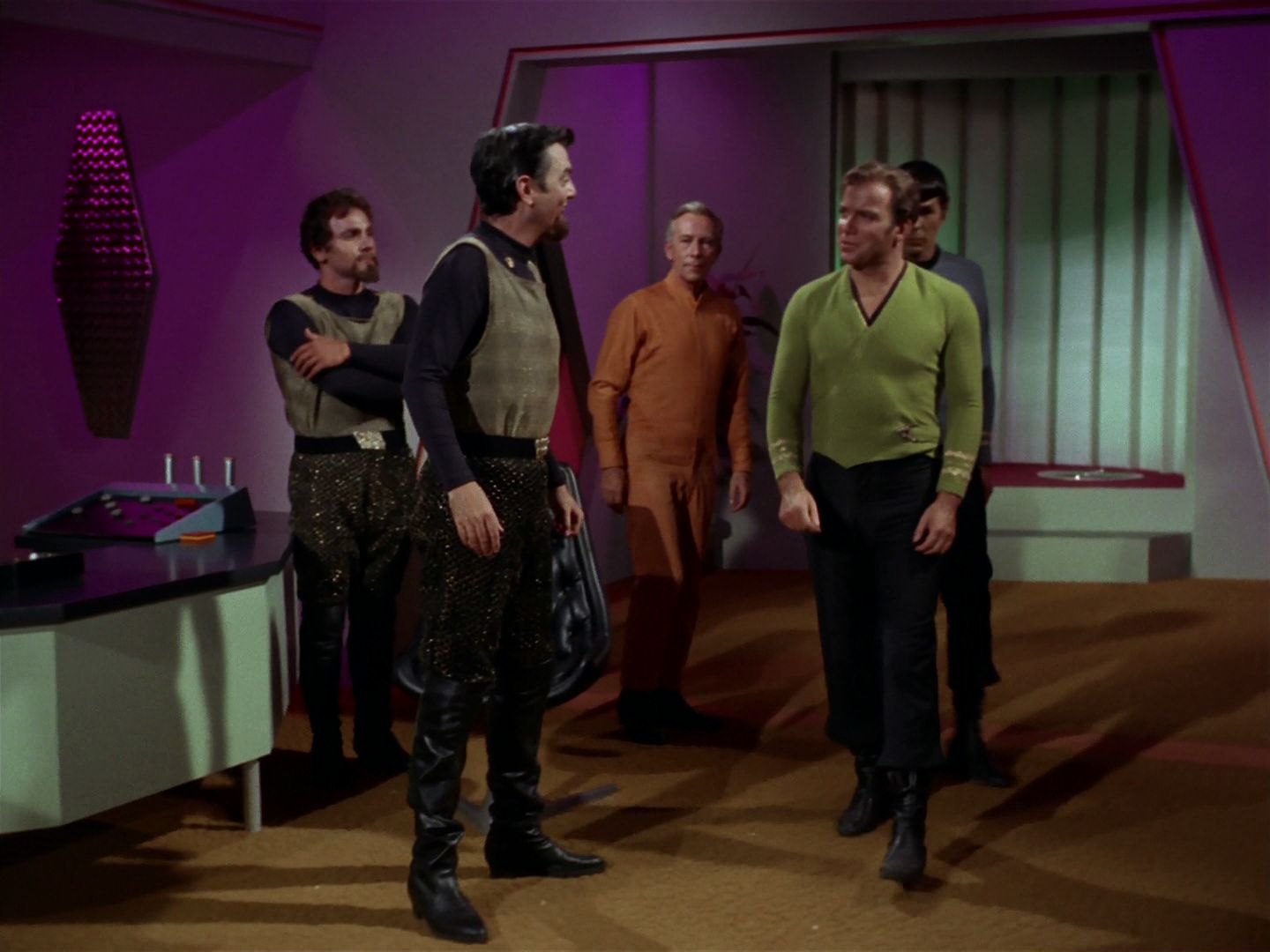 ariane179254_StarTrek_2x15_TheTroubleWithTribbles_0388.jpg