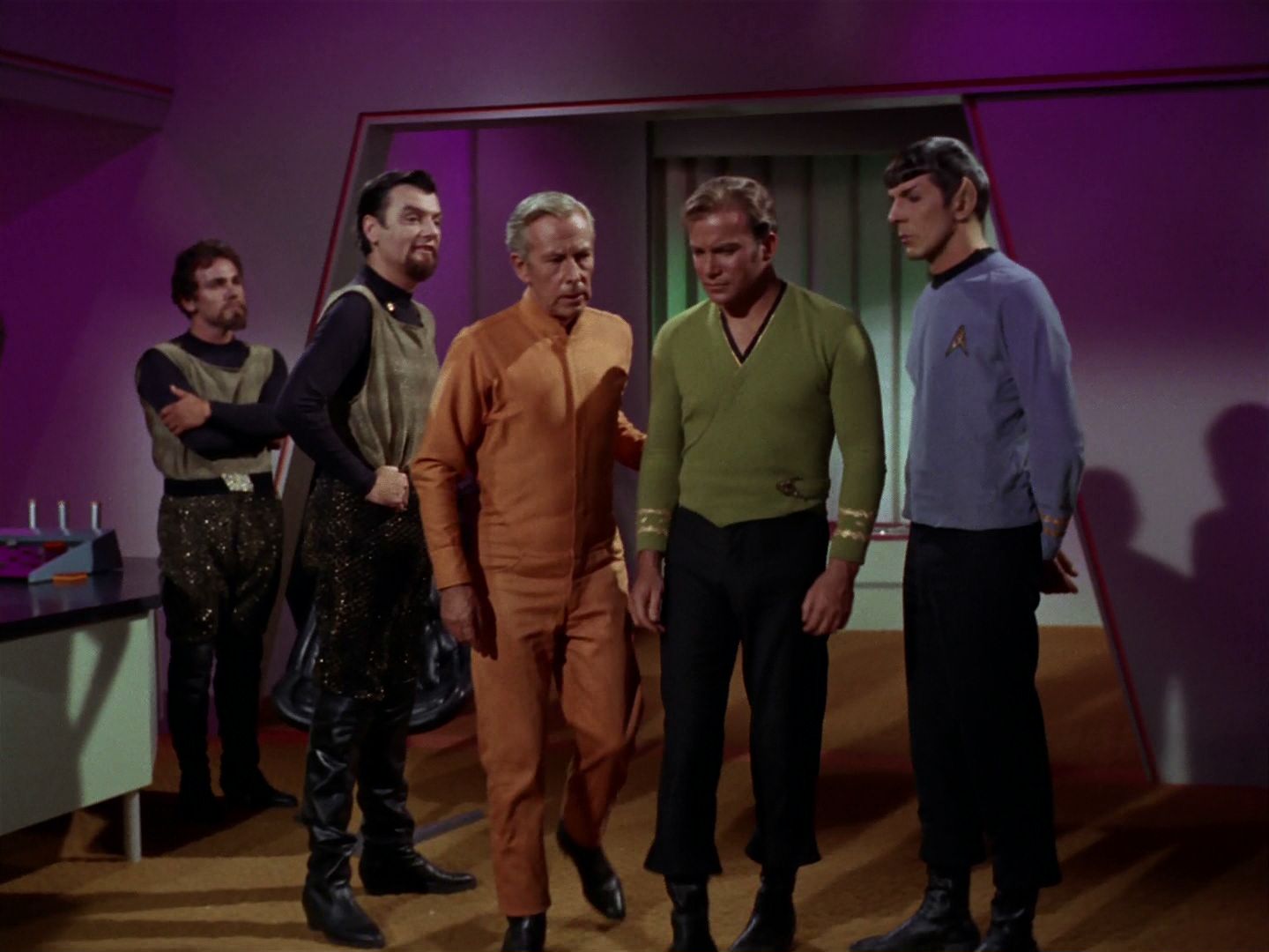 ariane179254_StarTrek_2x15_TheTroubleWithTribbles_0415.jpg