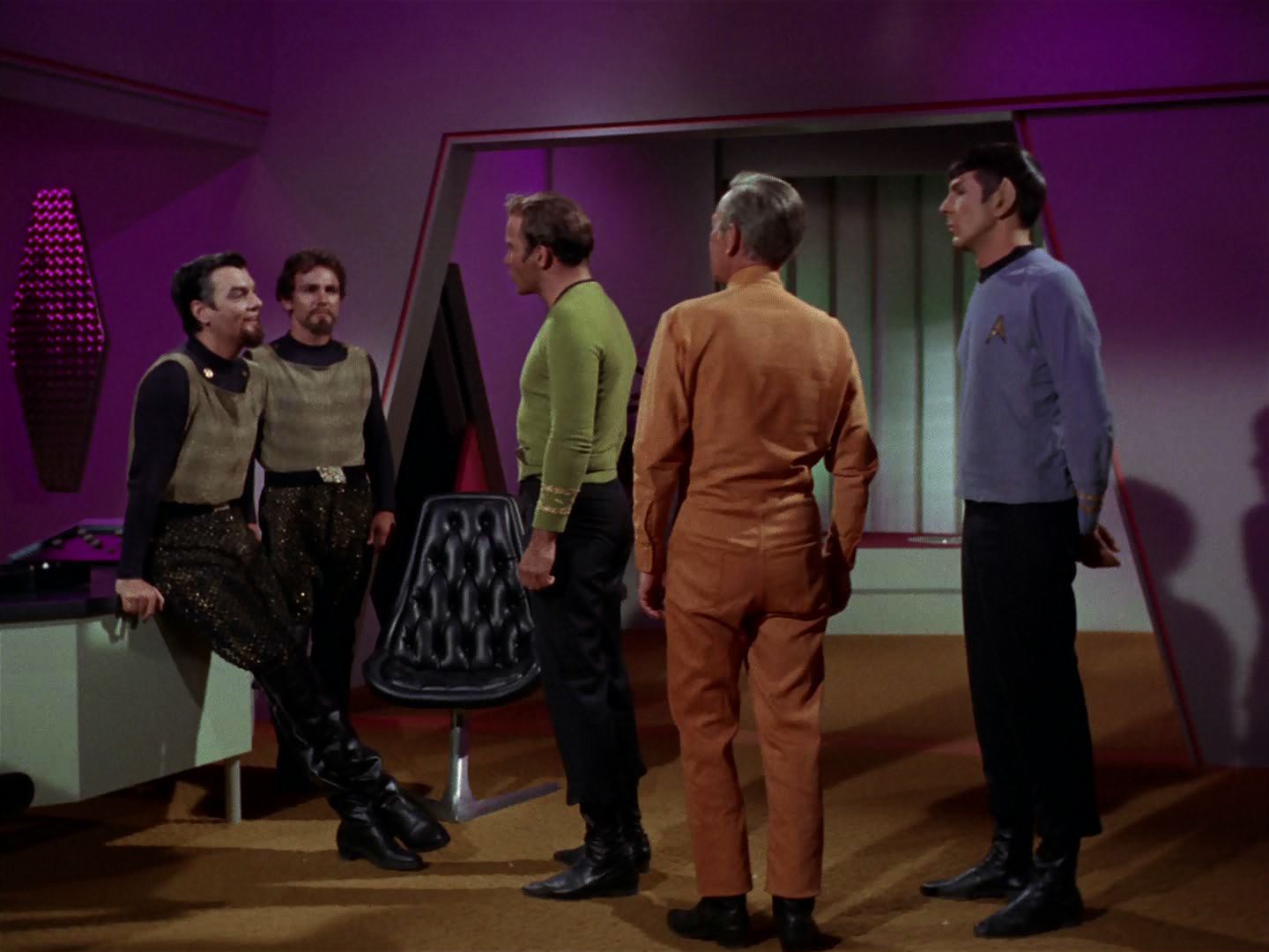 ariane179254_StarTrek_2x15_TheTroubleWithTribbles_0421.jpg