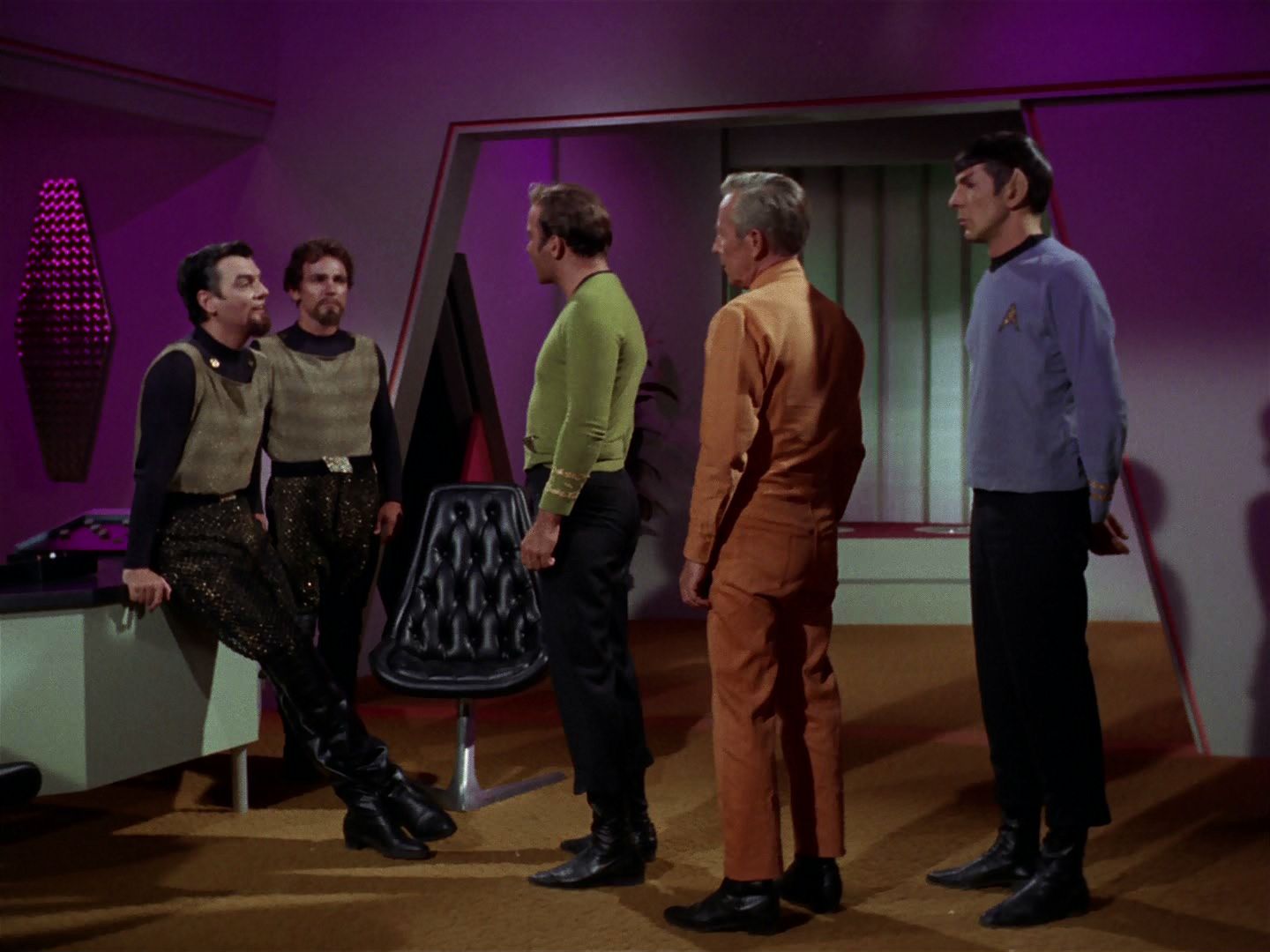 ariane179254_StarTrek_2x15_TheTroubleWithTribbles_0422.jpg