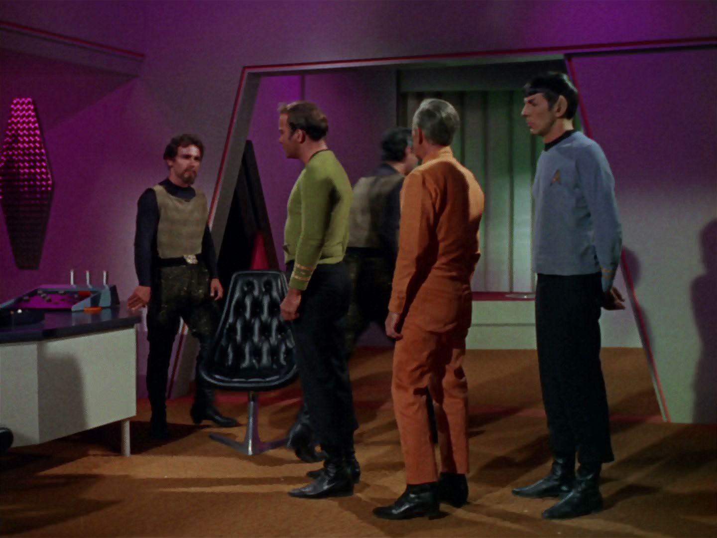 ariane179254_StarTrek_2x15_TheTroubleWithTribbles_0436.jpg