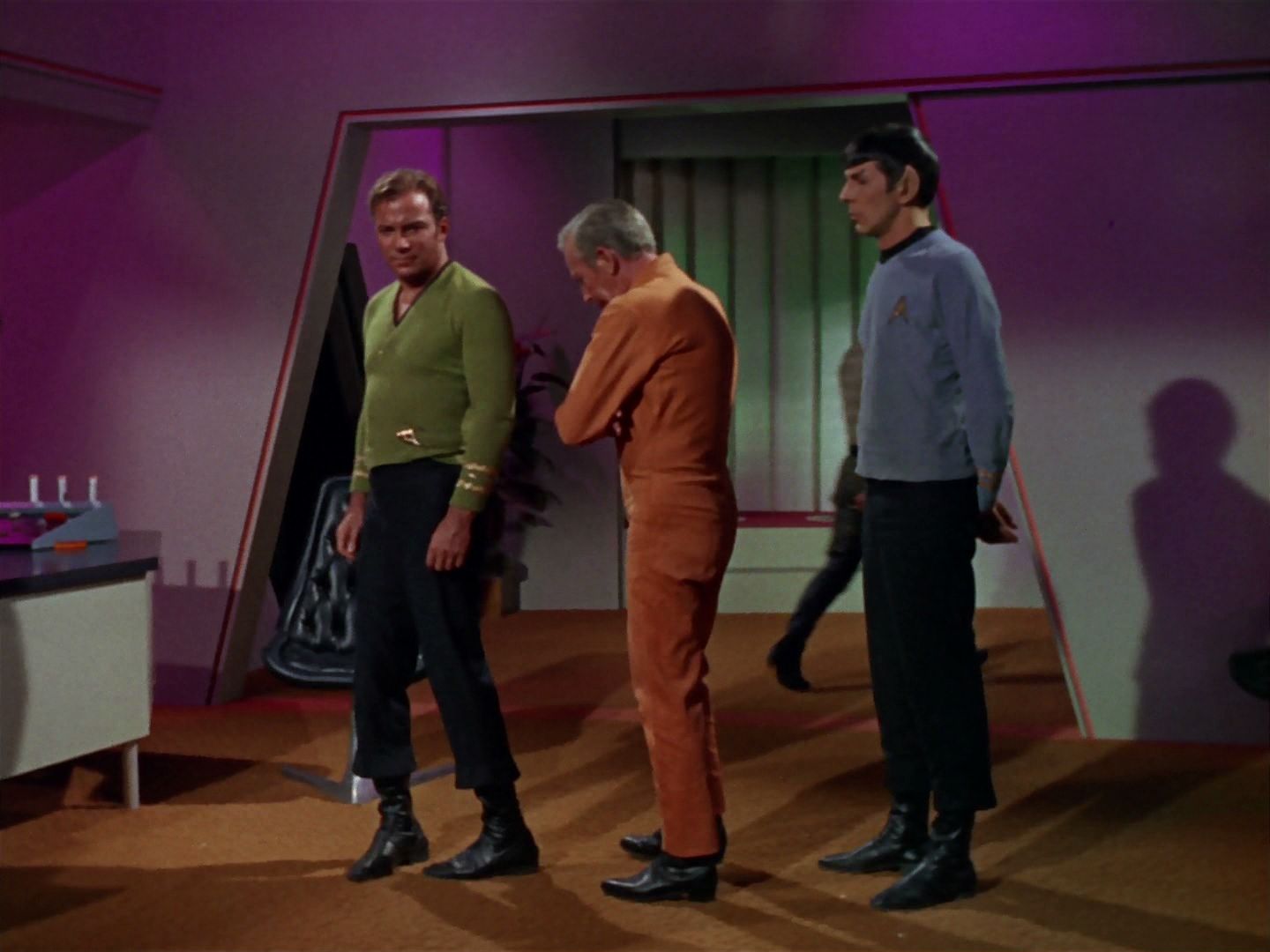 ariane179254_StarTrek_2x15_TheTroubleWithTribbles_0437.jpg