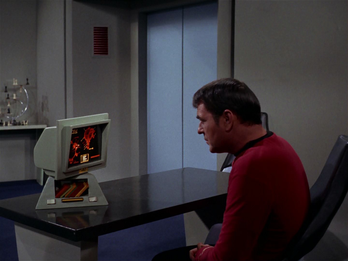 ariane179254_StarTrek_2x15_TheTroubleWithTribbles_0440.jpg