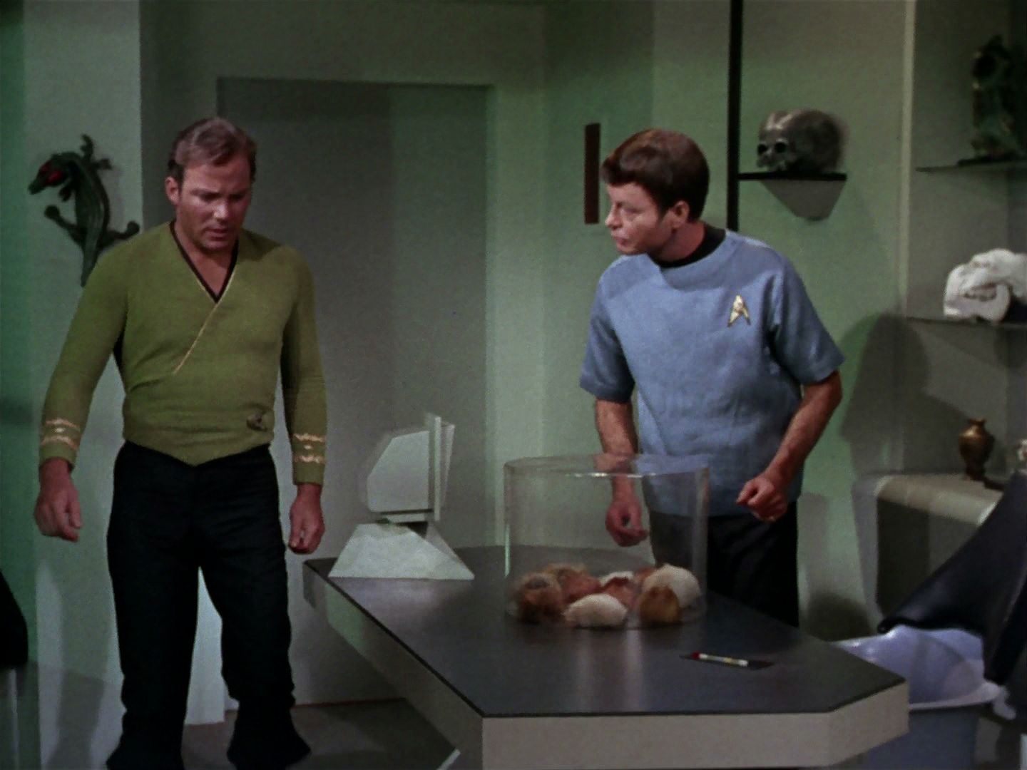 ariane179254_StarTrek_2x15_TheTroubleWithTribbles_0518.jpg