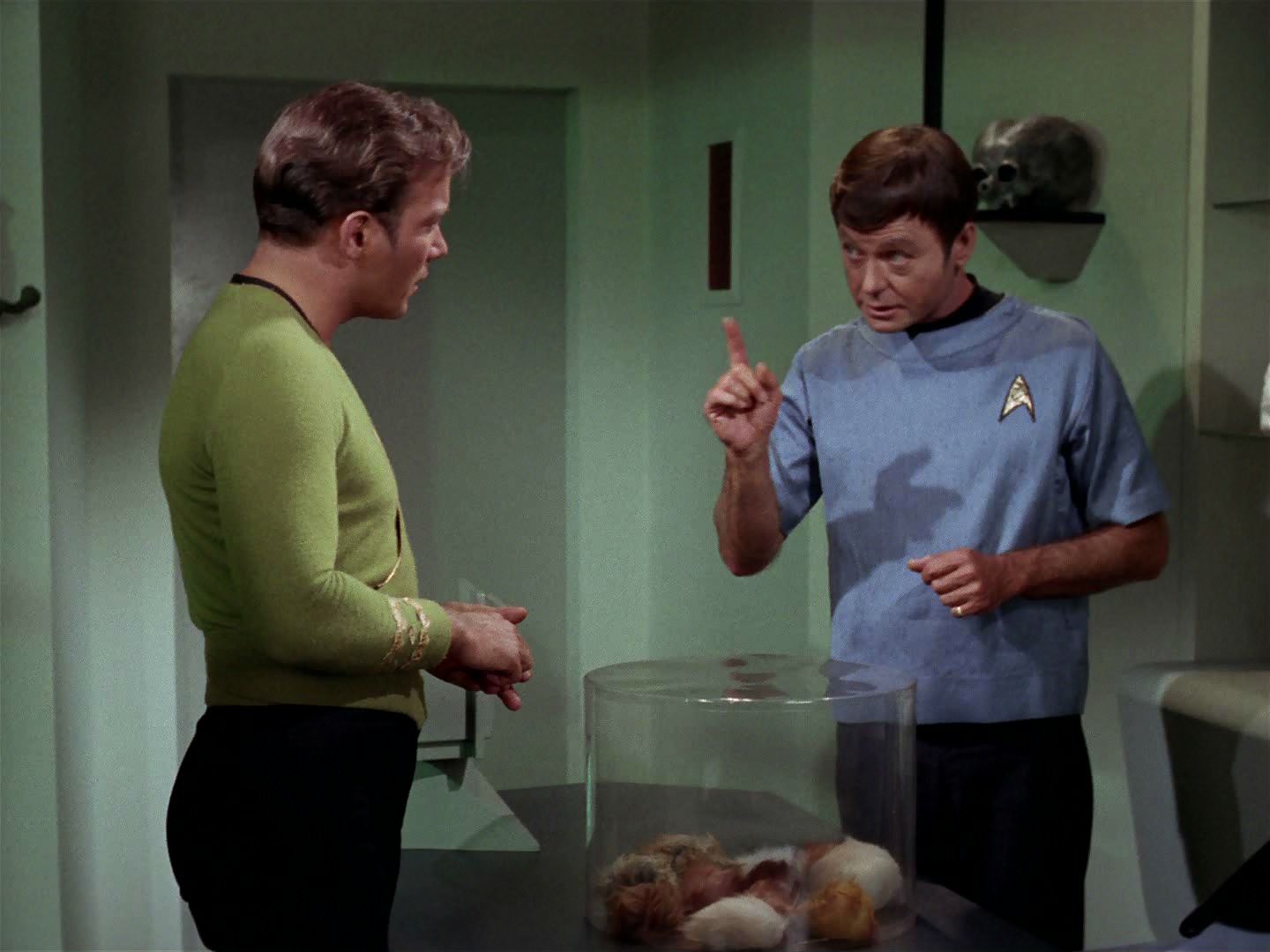 ariane179254_StarTrek_2x15_TheTroubleWithTribbles_0529.jpg