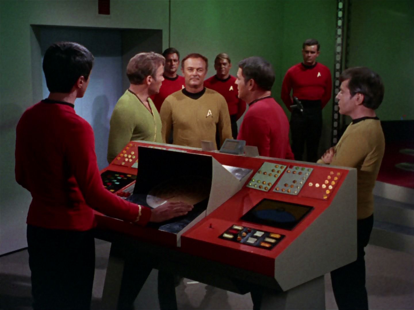 ariane179254_StarTrek_2x15_TheTroubleWithTribbles_0543.jpg