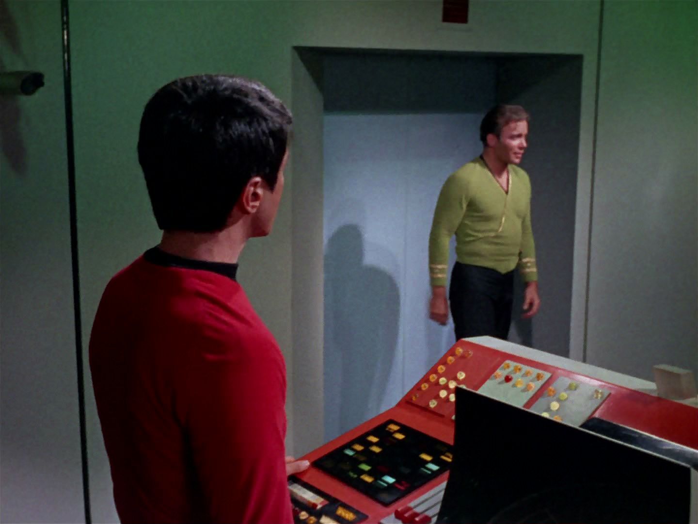 ariane179254_StarTrek_2x15_TheTroubleWithTribbles_0555.jpg