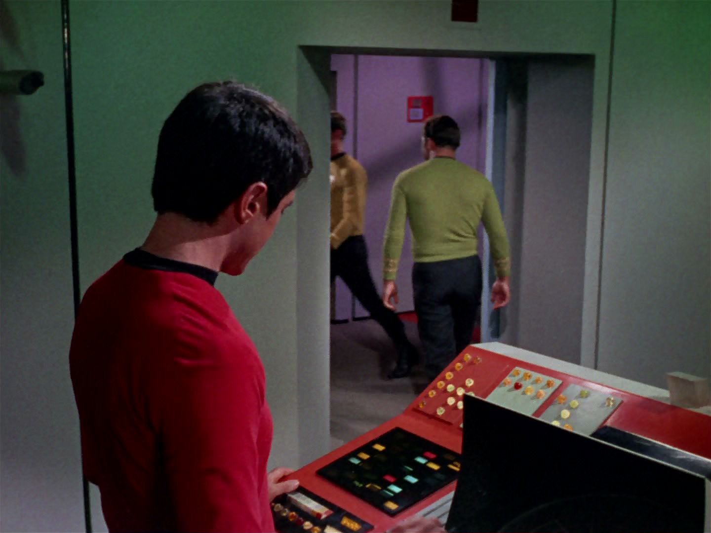 ariane179254_StarTrek_2x15_TheTroubleWithTribbles_0556.jpg