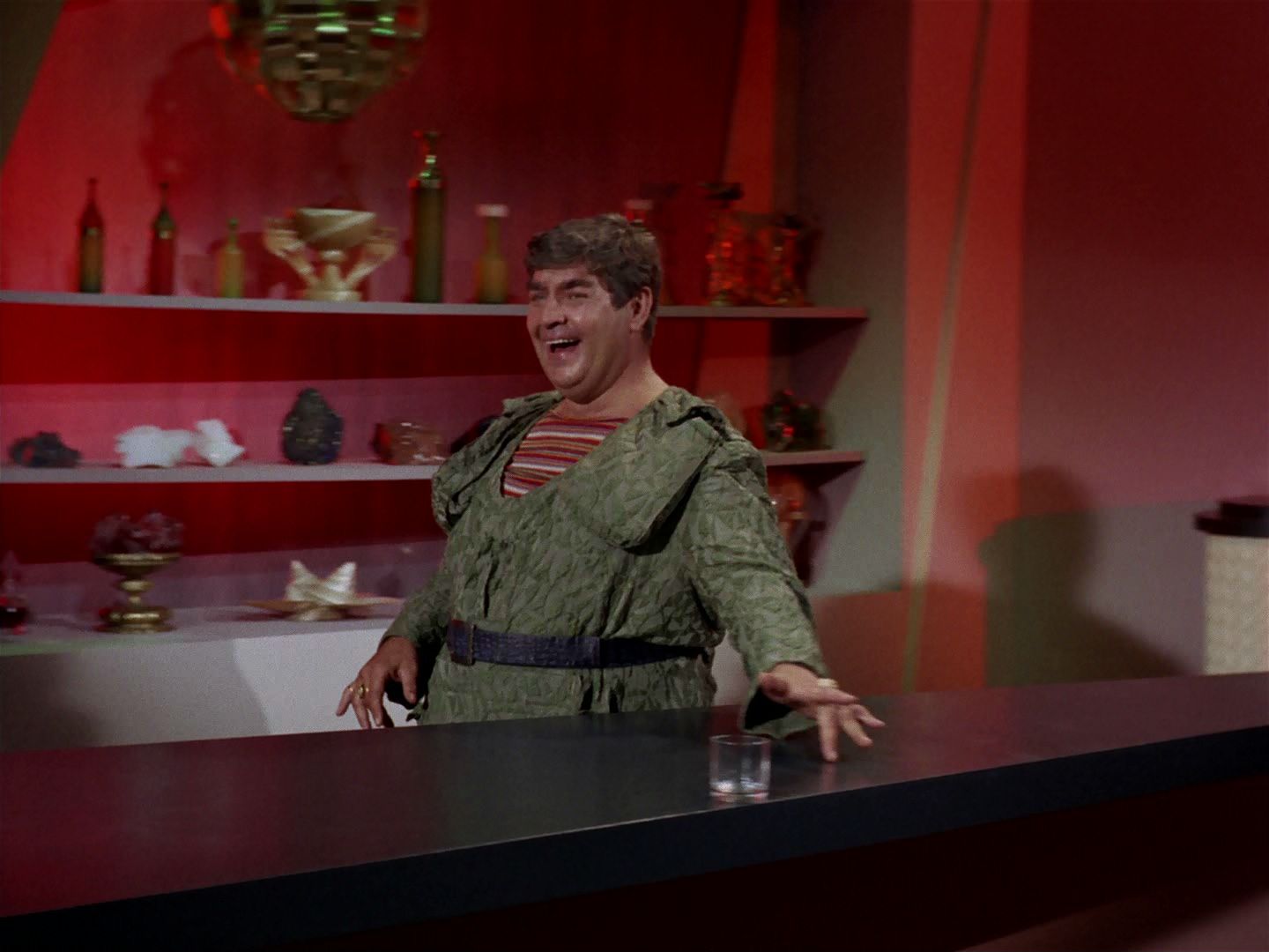 ariane179254_StarTrek_2x15_TheTroubleWithTribbles_0723.jpg