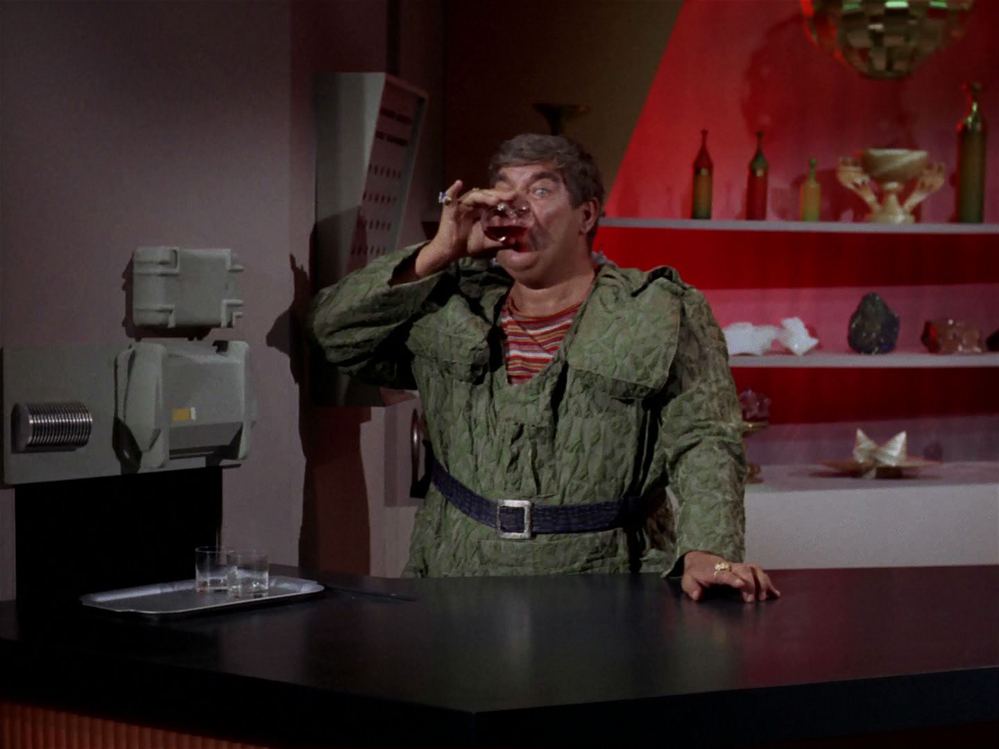 ariane179254_StarTrek_2x15_TheTroubleWithTribbles_0730.jpg