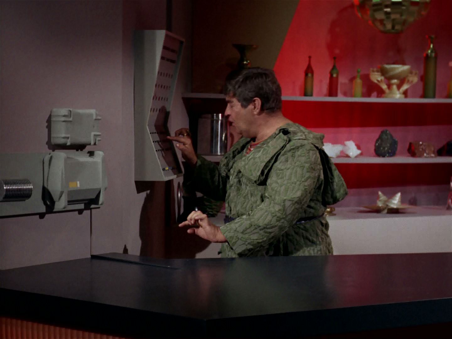 ariane179254_StarTrek_2x15_TheTroubleWithTribbles_0733.jpg