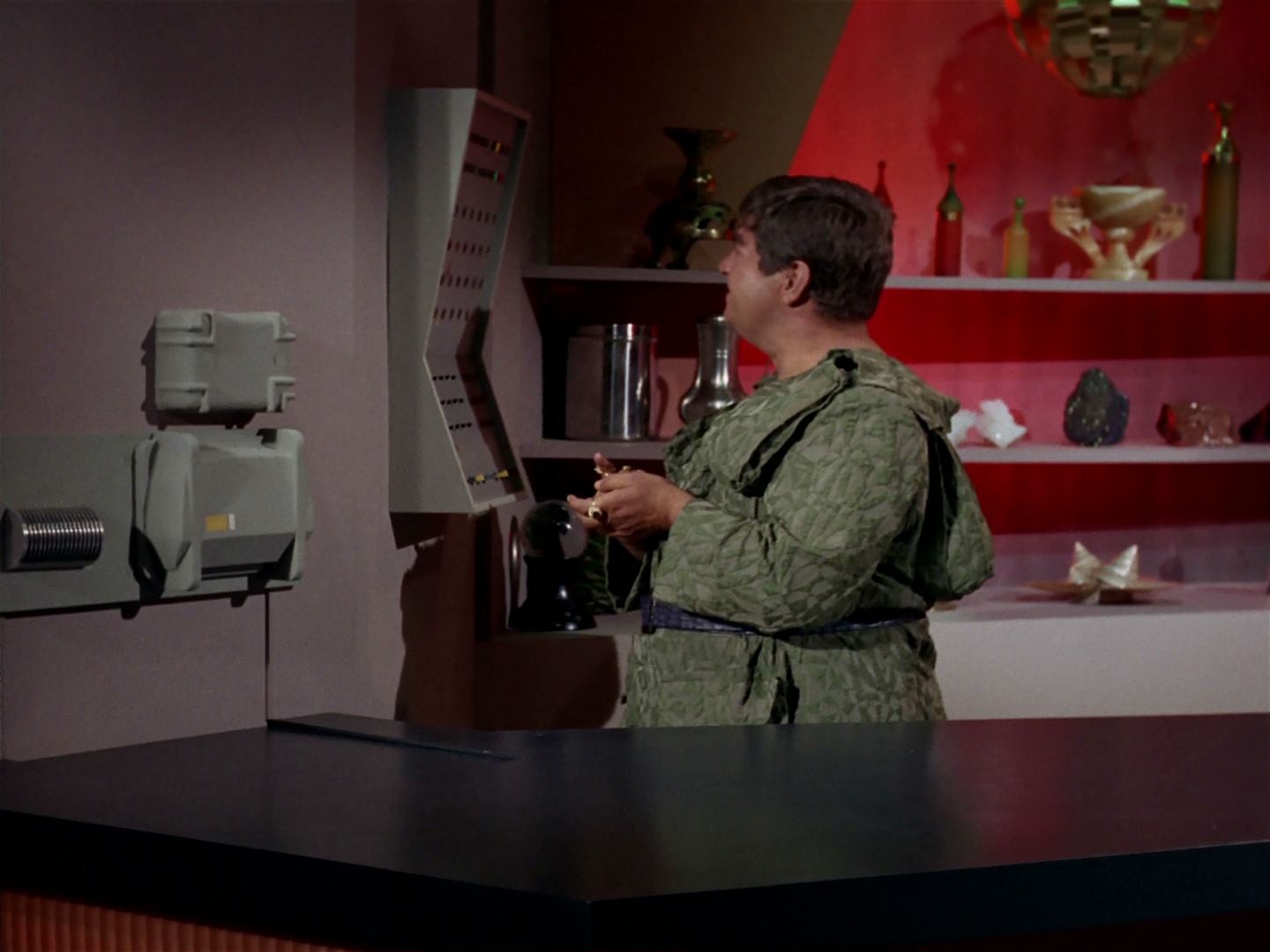 ariane179254_StarTrek_2x15_TheTroubleWithTribbles_0735.jpg