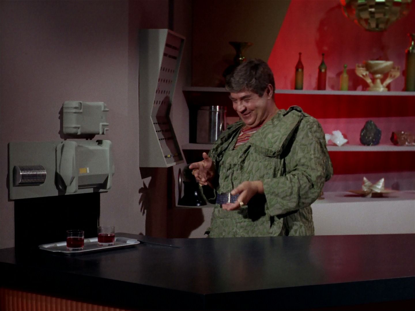 ariane179254_StarTrek_2x15_TheTroubleWithTribbles_0737.jpg