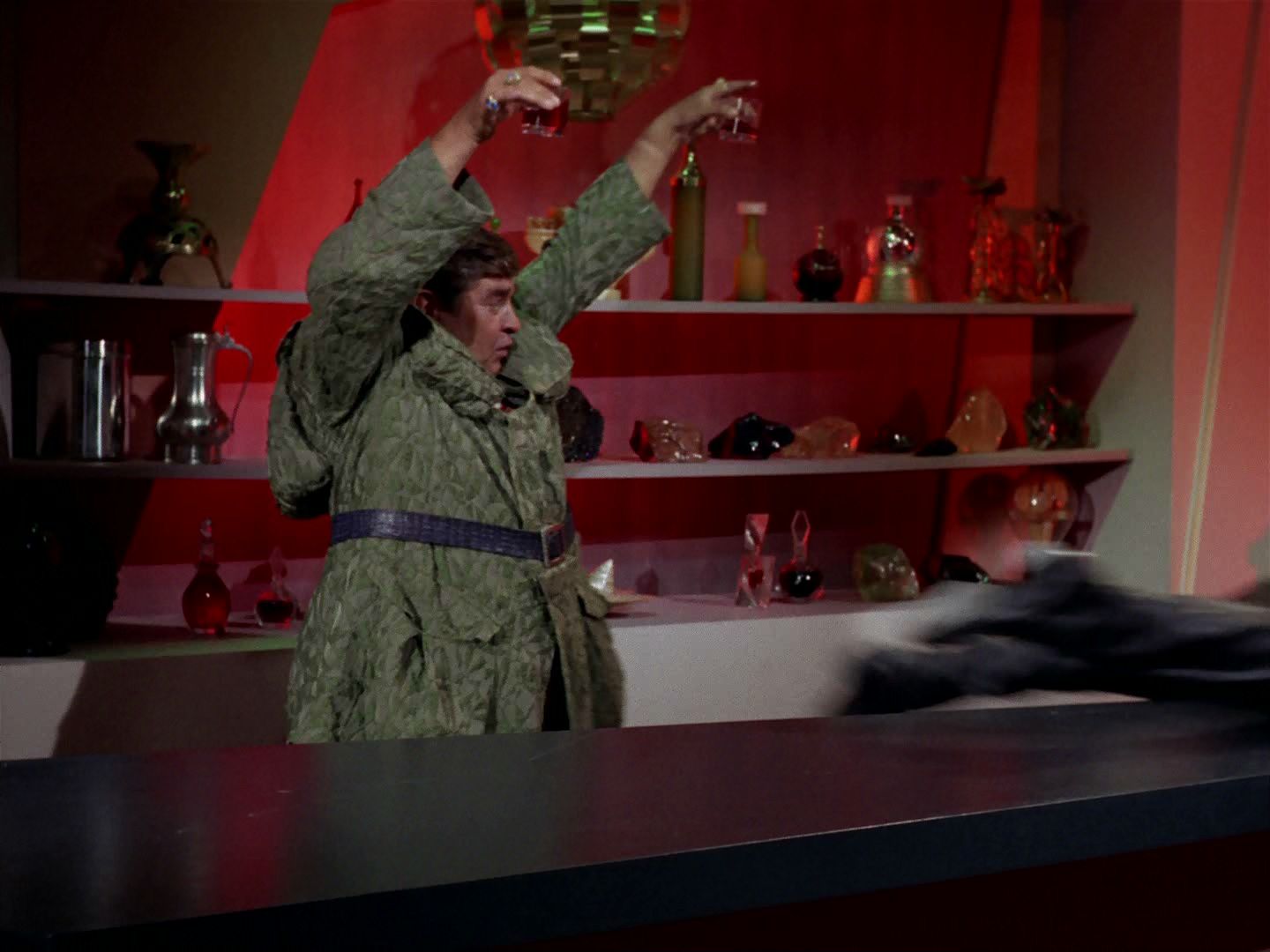 ariane179254_StarTrek_2x15_TheTroubleWithTribbles_0738.jpg