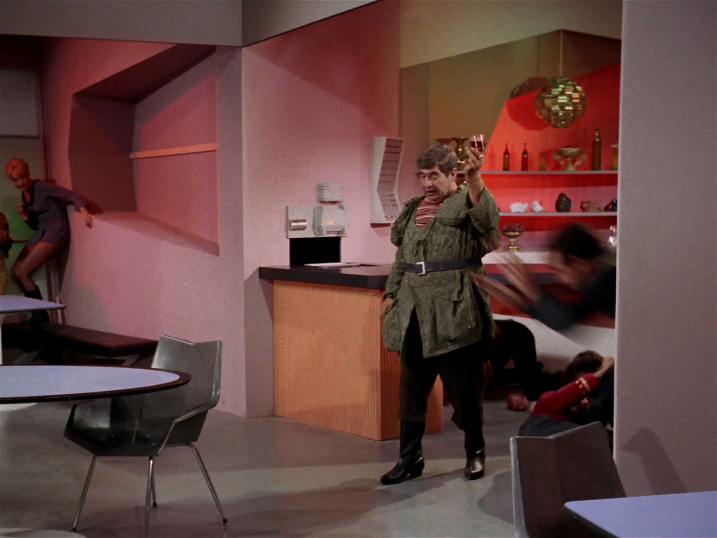 ariane179254_StarTrek_2x15_TheTroubleWithTribbles_0743.jpg