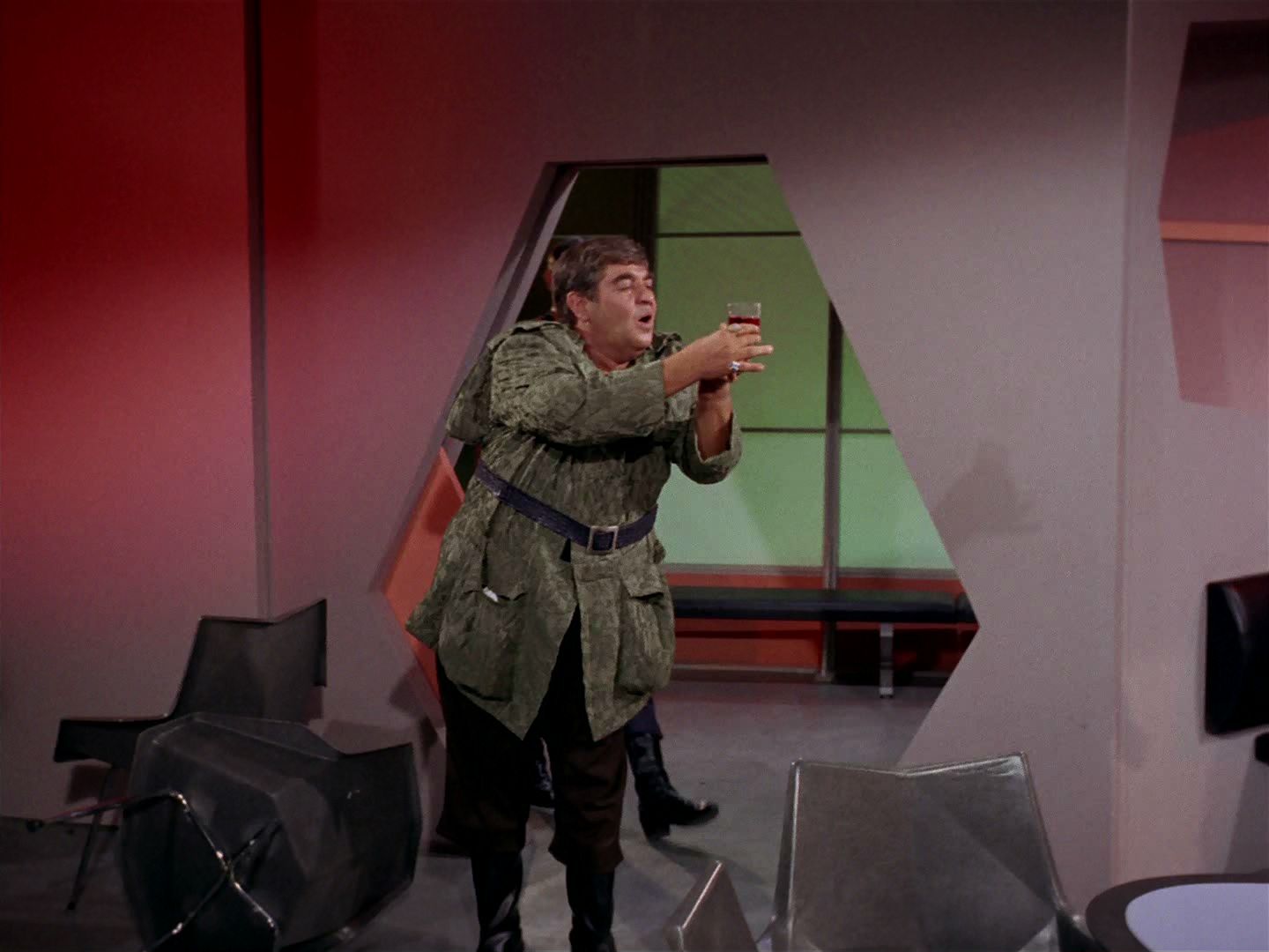 ariane179254_StarTrek_2x15_TheTroubleWithTribbles_0750.jpg