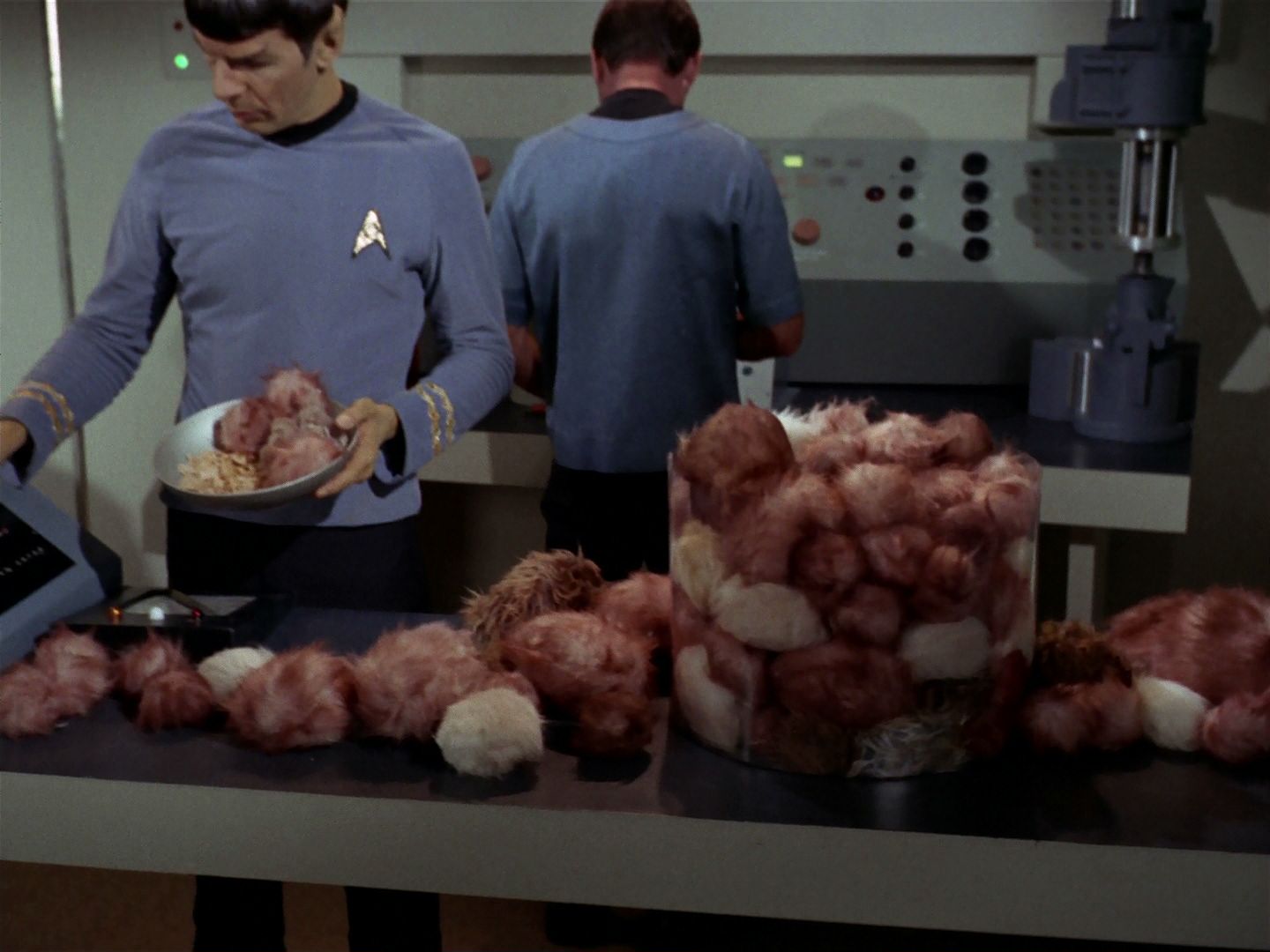 ariane179254_StarTrek_2x15_TheTroubleWithTribbles_0867.jpg