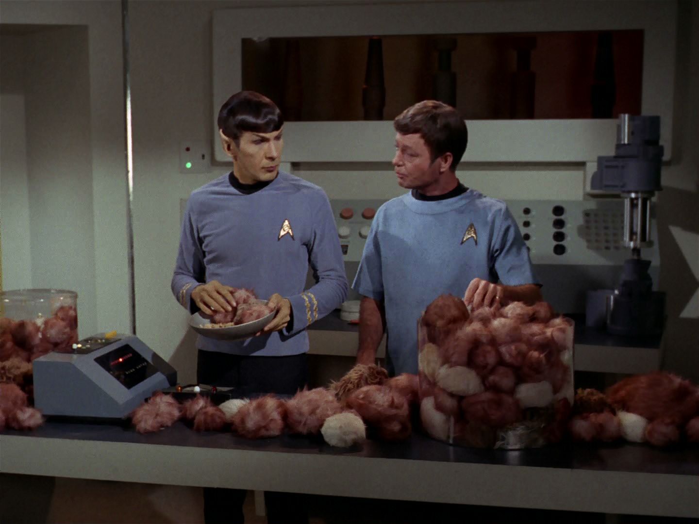 ariane179254_StarTrek_2x15_TheTroubleWithTribbles_0876.jpg