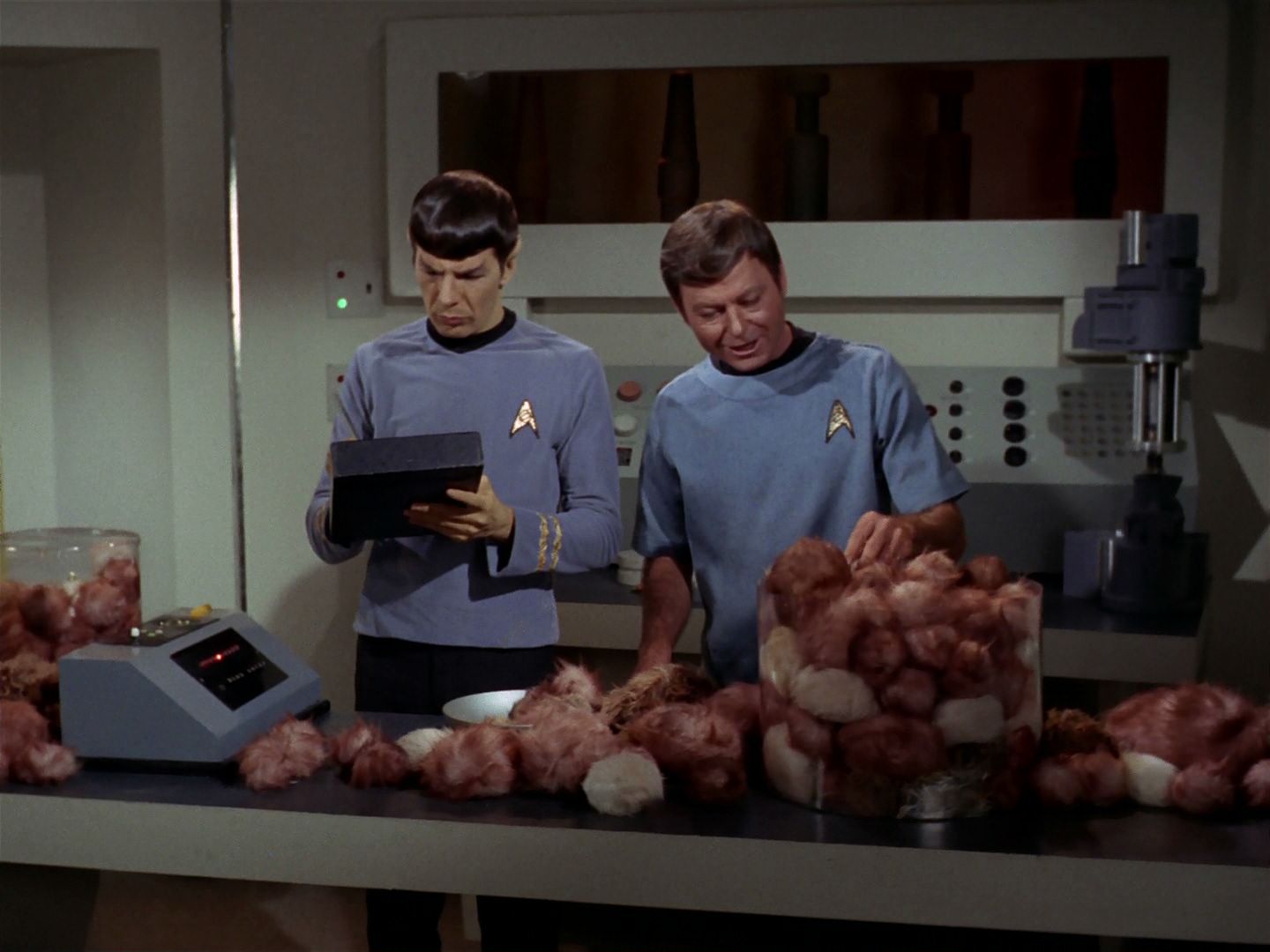 ariane179254_StarTrek_2x15_TheTroubleWithTribbles_0883.jpg