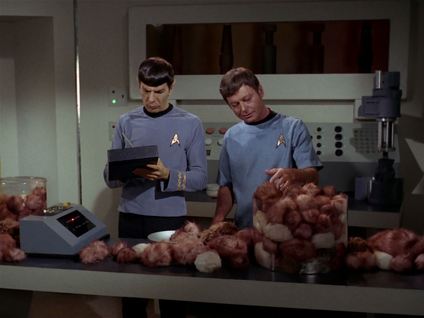 ariane179254_StarTrek_2x15_TheTroubleWithTribbles_0884.jpg
