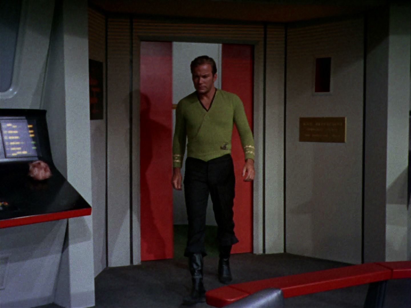 ariane179254_StarTrek_2x15_TheTroubleWithTribbles_0913.jpg