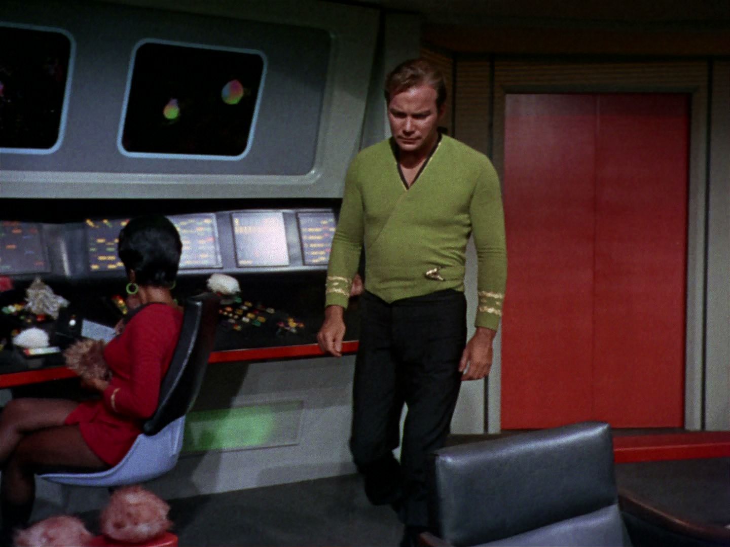 ariane179254_StarTrek_2x15_TheTroubleWithTribbles_0914.jpg